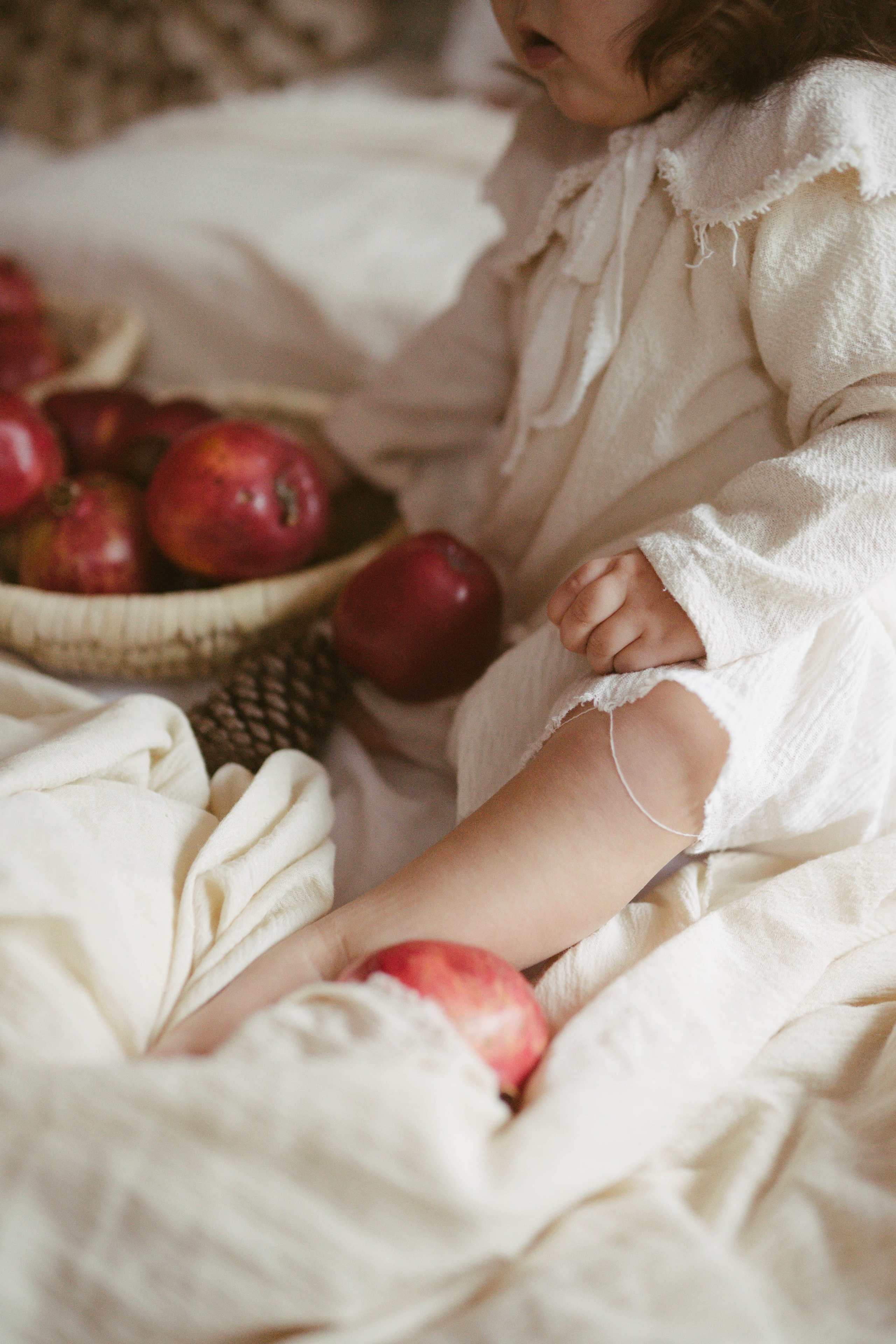 Poveste de Iarna Sesiune foto. Madalina Beda- Artist vizual, fotograf, doula la nastere, consultant babywearing Brasov si in toata tara