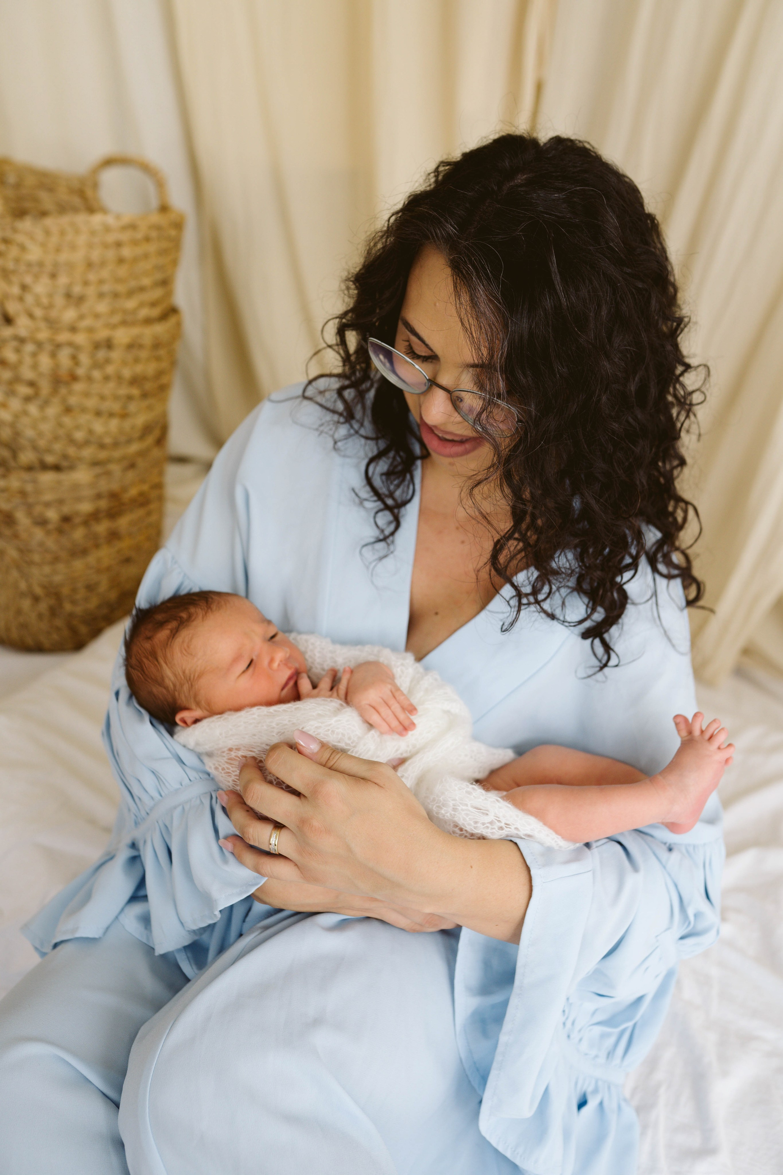 Inspira sesiune foto nou-nascut. Madalina Beda- Artist vizual, fotograf, doula la nastere, consultant babywearing Brasov si in toata tara
