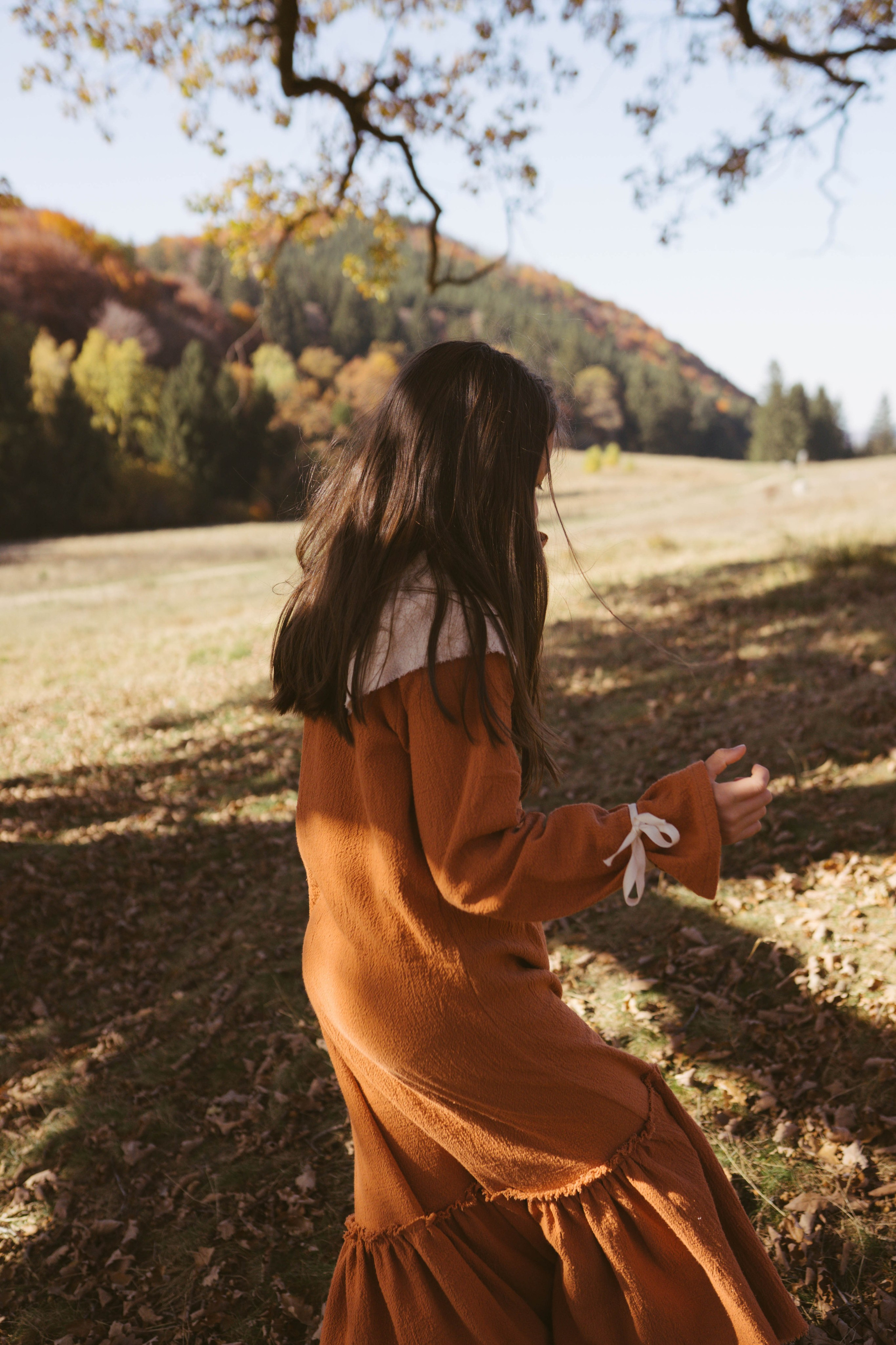 Poveste Toamna Colorata sesiune foto in natura toamna. Madalina Beda- Artist vizual, fotograf, doula la nastere, consultant babywearing Brasov si in toata tara