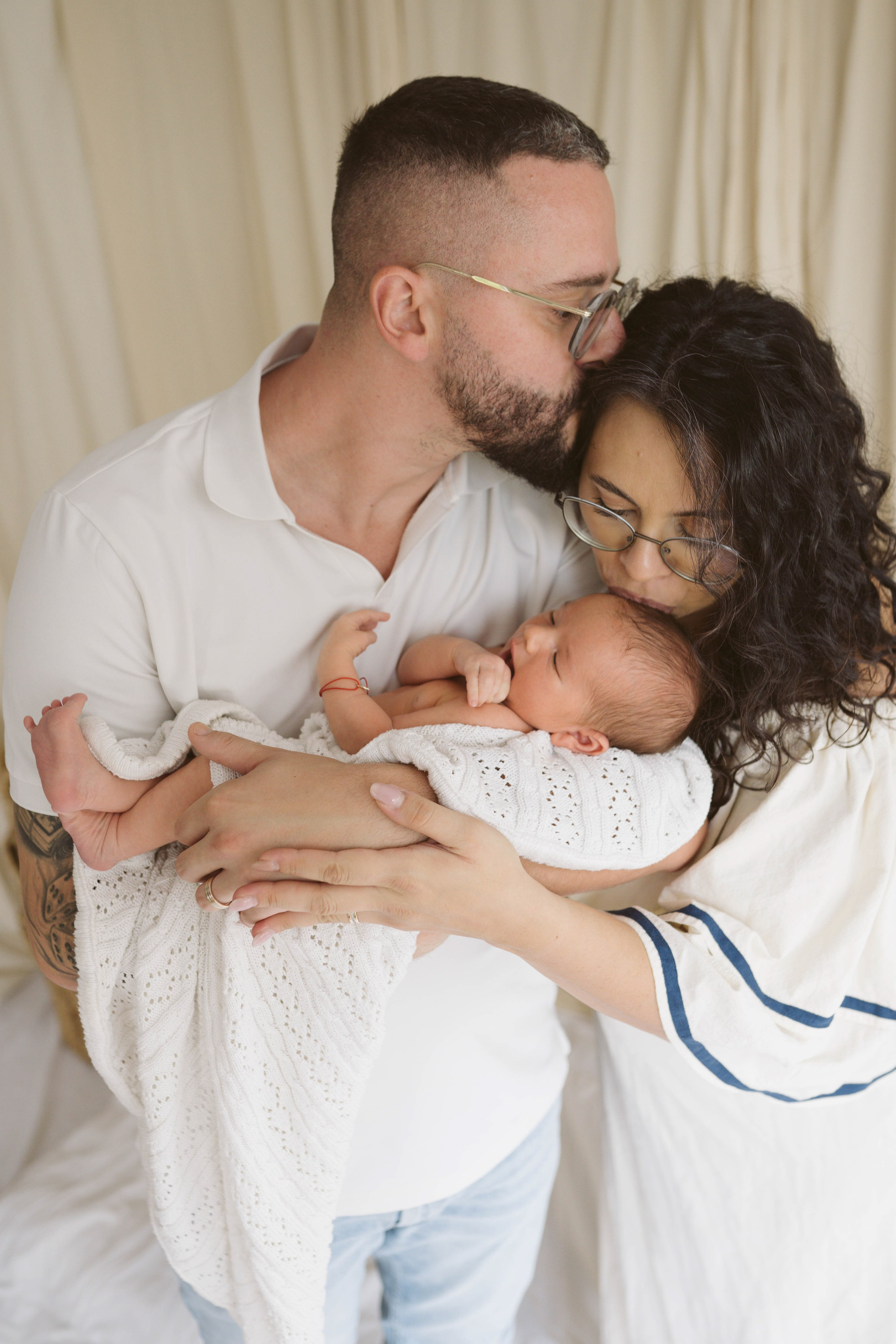 Inspira sesiune foto nou-nascut. Madalina Beda- Artist vizual, fotograf, doula la nastere, consultant babywearing Brasov si in toata tara