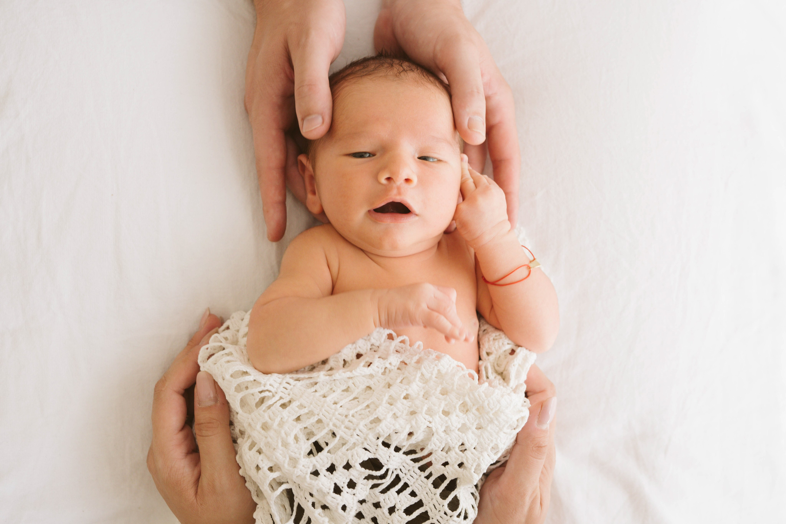 Inspira sesiune foto nou-nascut. Madalina Beda- Artist vizual, fotograf, doula la nastere, consultant babywearing Brasov si in toata tara