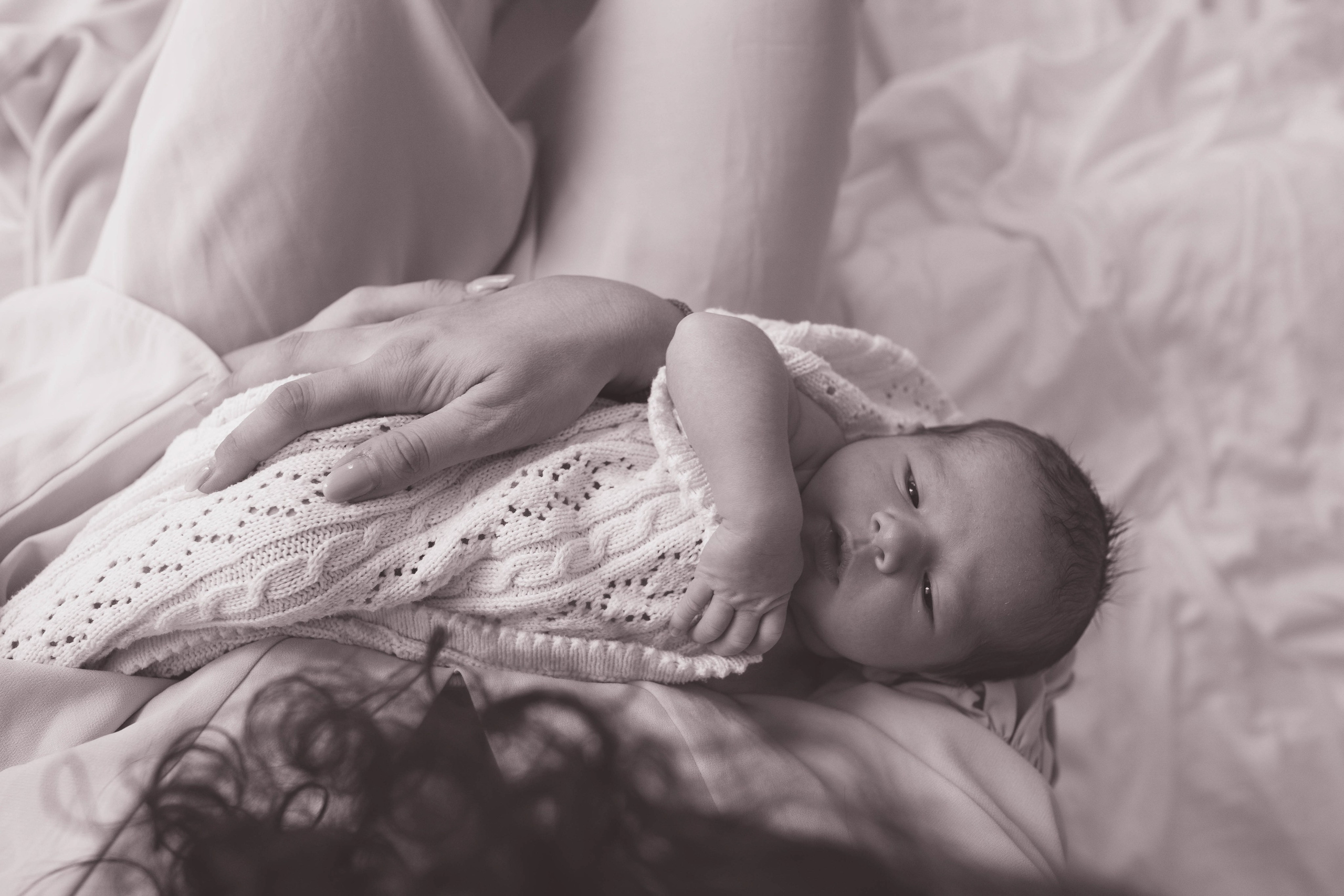 Inspira sesiune foto nou-nascut. Madalina Beda- Artist vizual, fotograf, doula la nastere, consultant babywearing Brasov si in toata tara