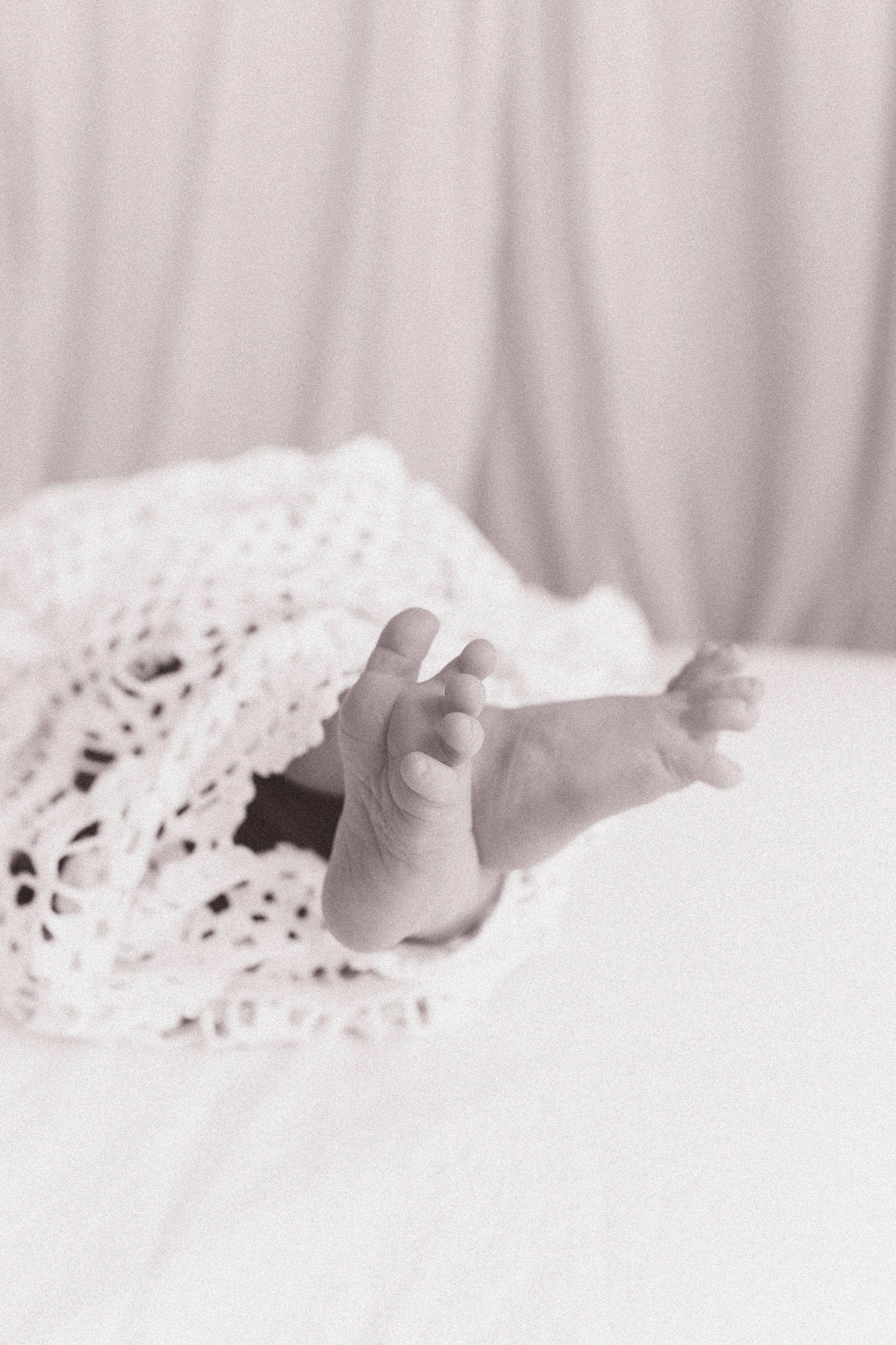 Inspira sesiune foto nou-nascut. Madalina Beda- Artist vizual, fotograf, doula la nastere, consultant babywearing Brasov si in toata tara