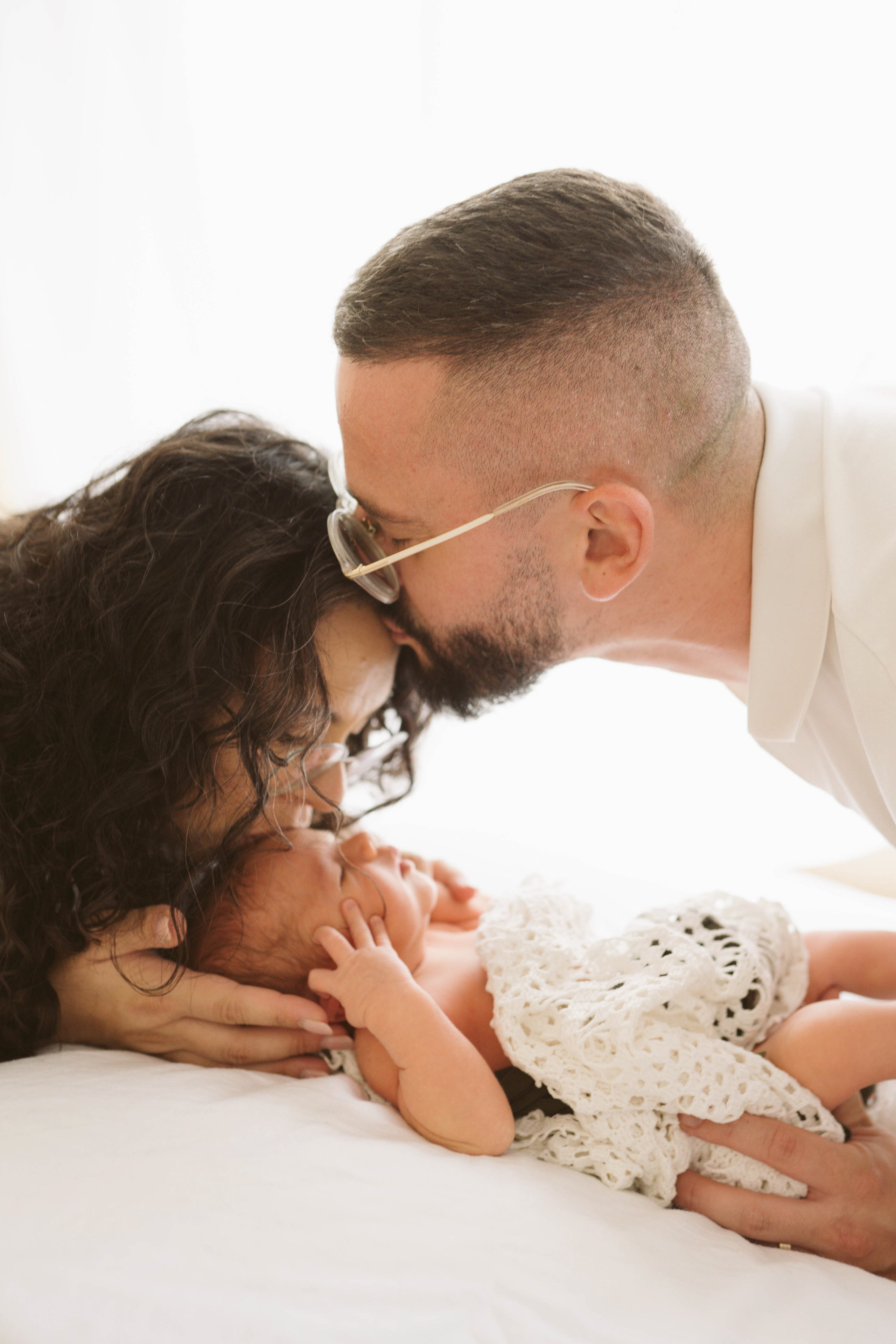 Inspira sesiune foto nou-nascut. Madalina Beda- Artist vizual, fotograf, doula la nastere, consultant babywearing Brasov si in toata tara