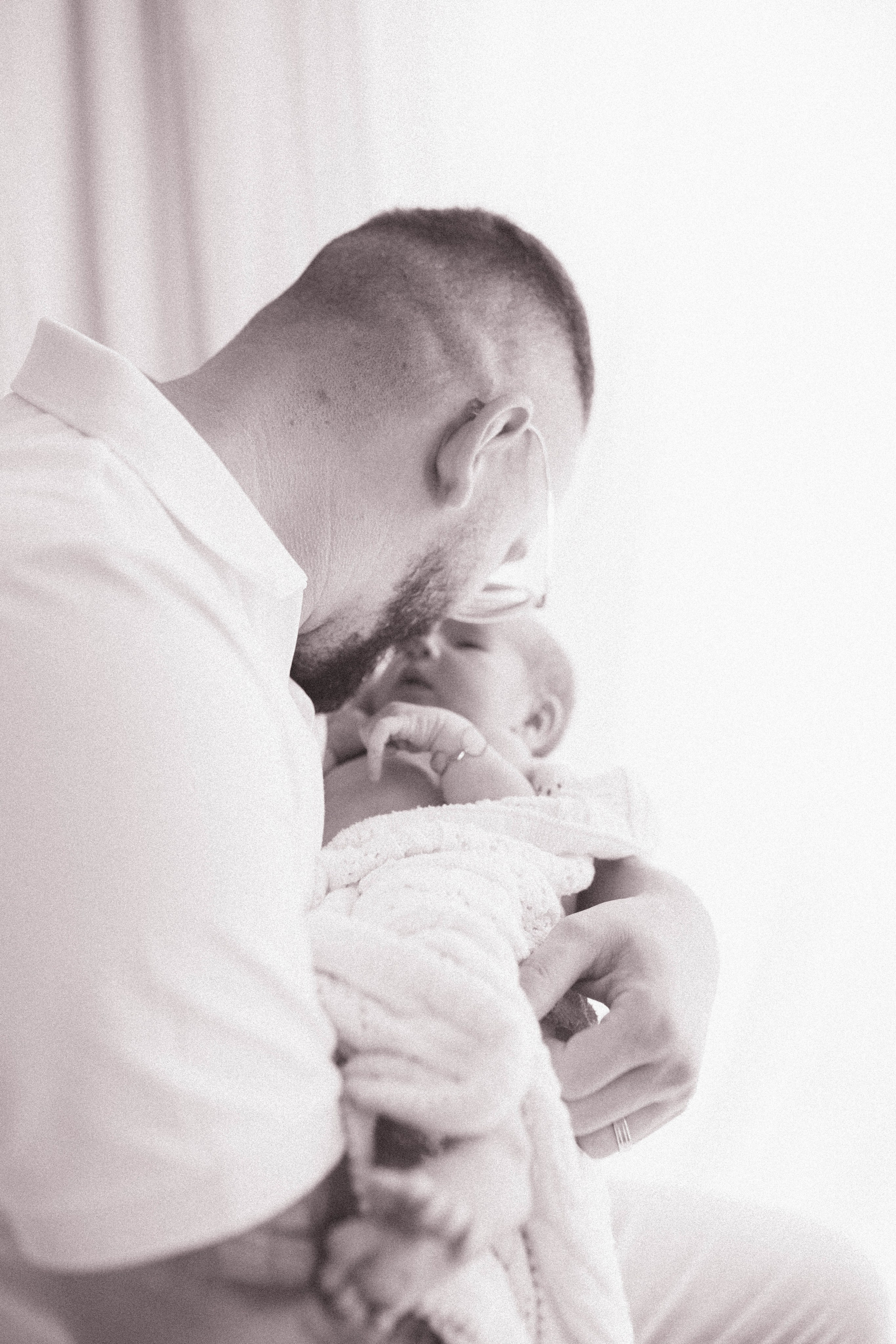 Inspira sesiune foto nou-nascut. Madalina Beda- Artist vizual, fotograf, doula la nastere, consultant babywearing Brasov si in toata tara