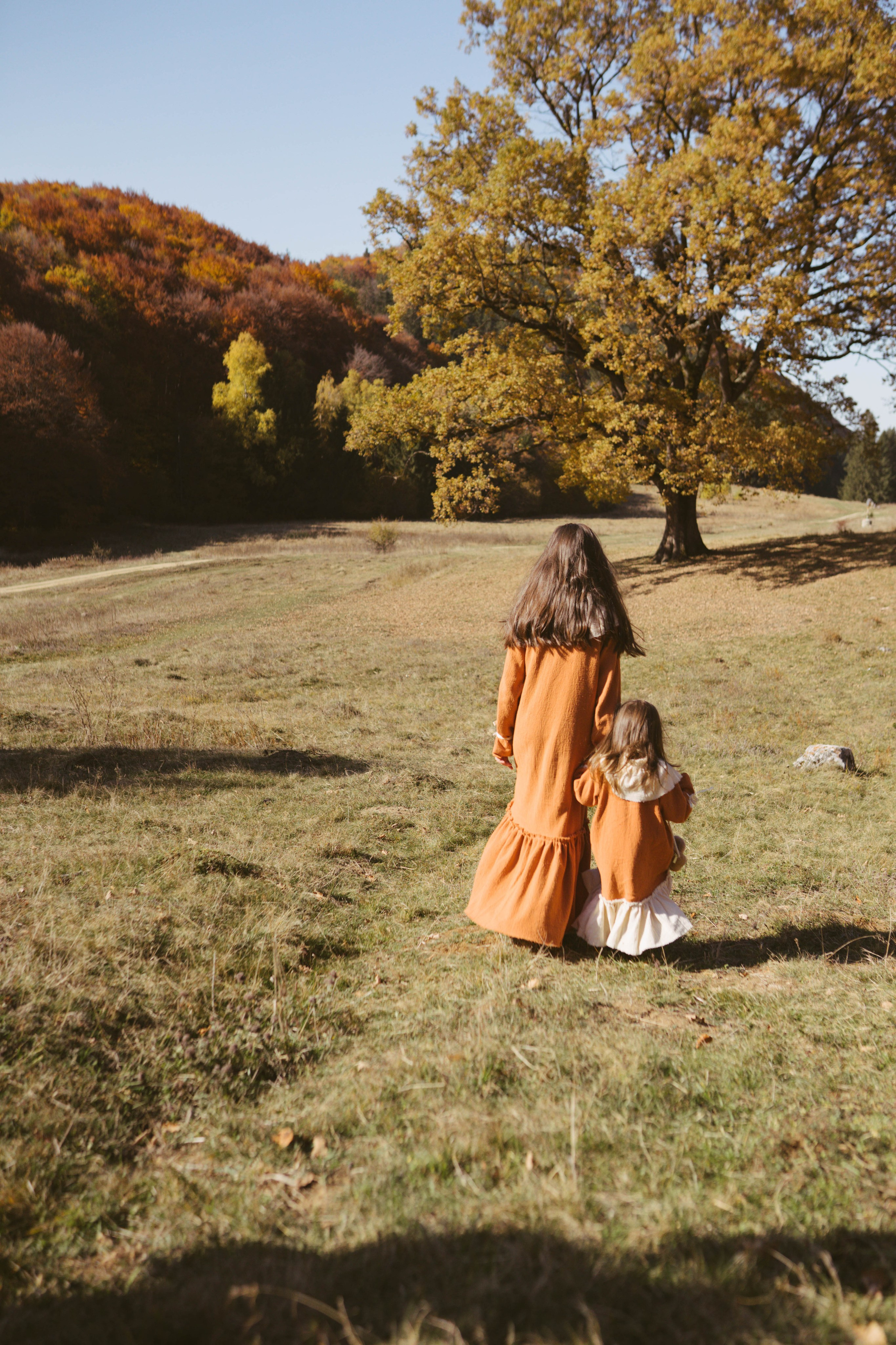 Poveste Toamna Colorata sesiune foto in natura toamna. Madalina Beda- Artist vizual, fotograf, doula la nastere, consultant babywearing Brasov si in toata tara