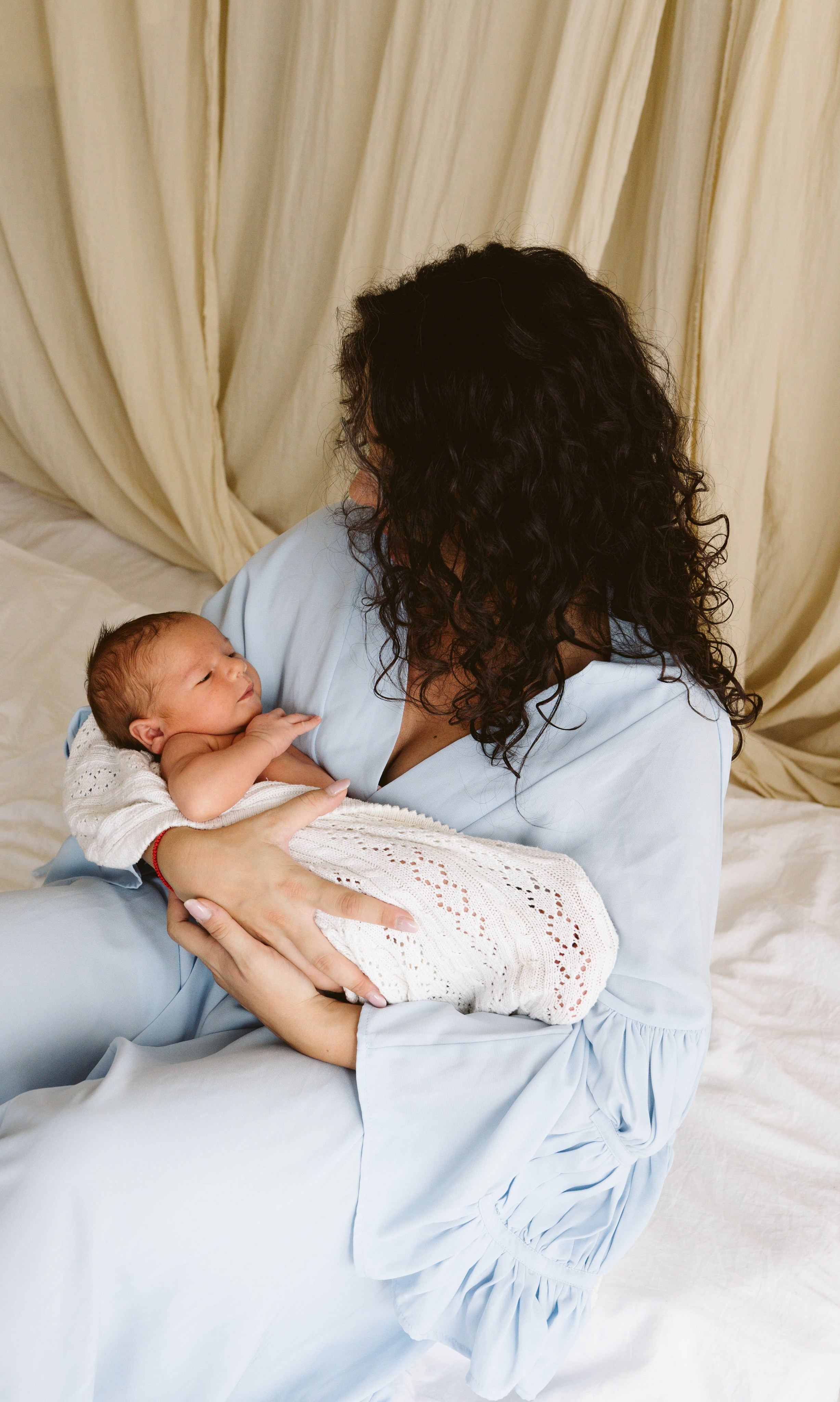 Inspira sesiune foto nou-nascut. Madalina Beda- Artist vizual, fotograf, doula la nastere, consultant babywearing Brasov si in toata tara