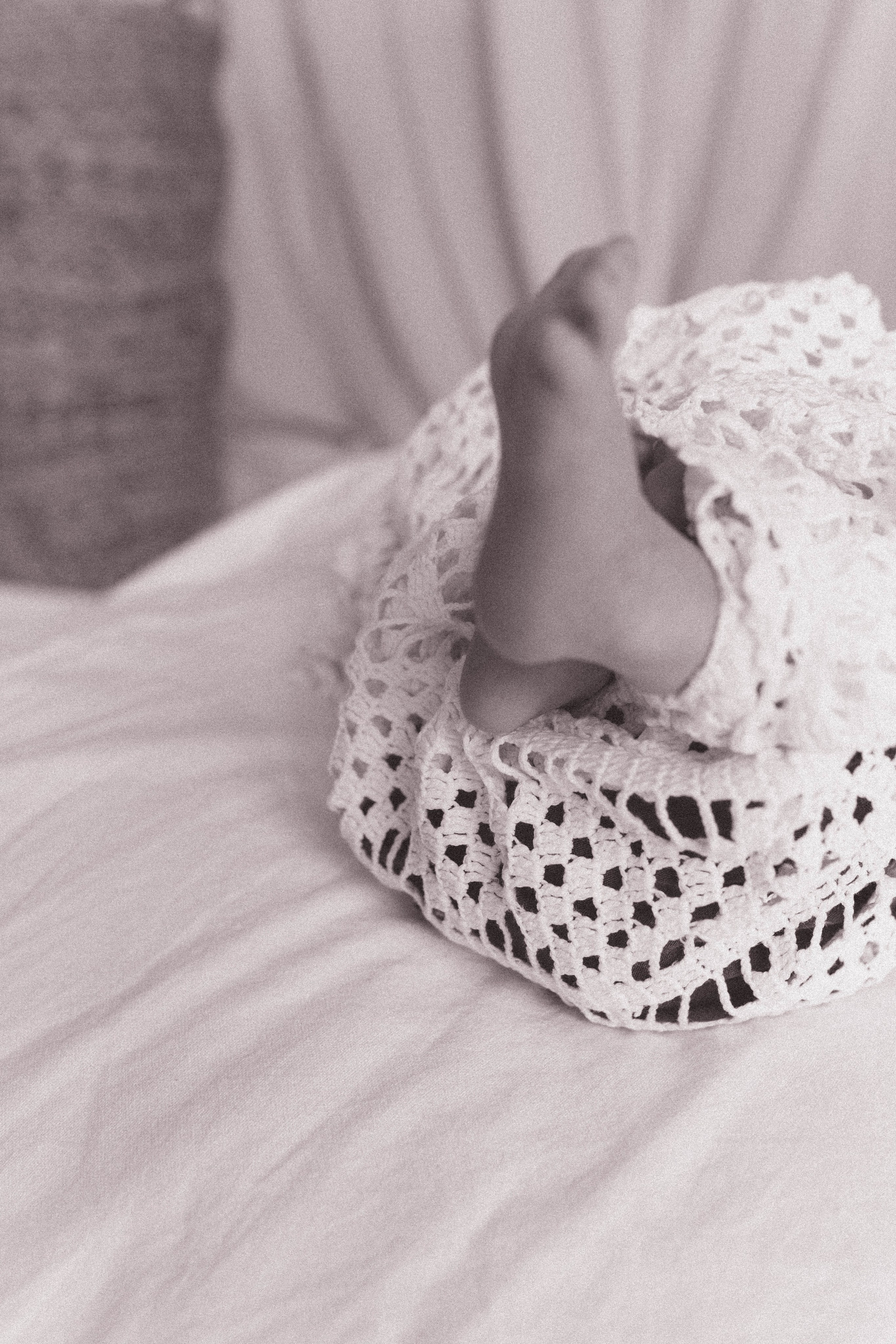 Inspira sesiune foto nou-nascut. Madalina Beda- Artist vizual, fotograf, doula la nastere, consultant babywearing Brasov si in toata tara