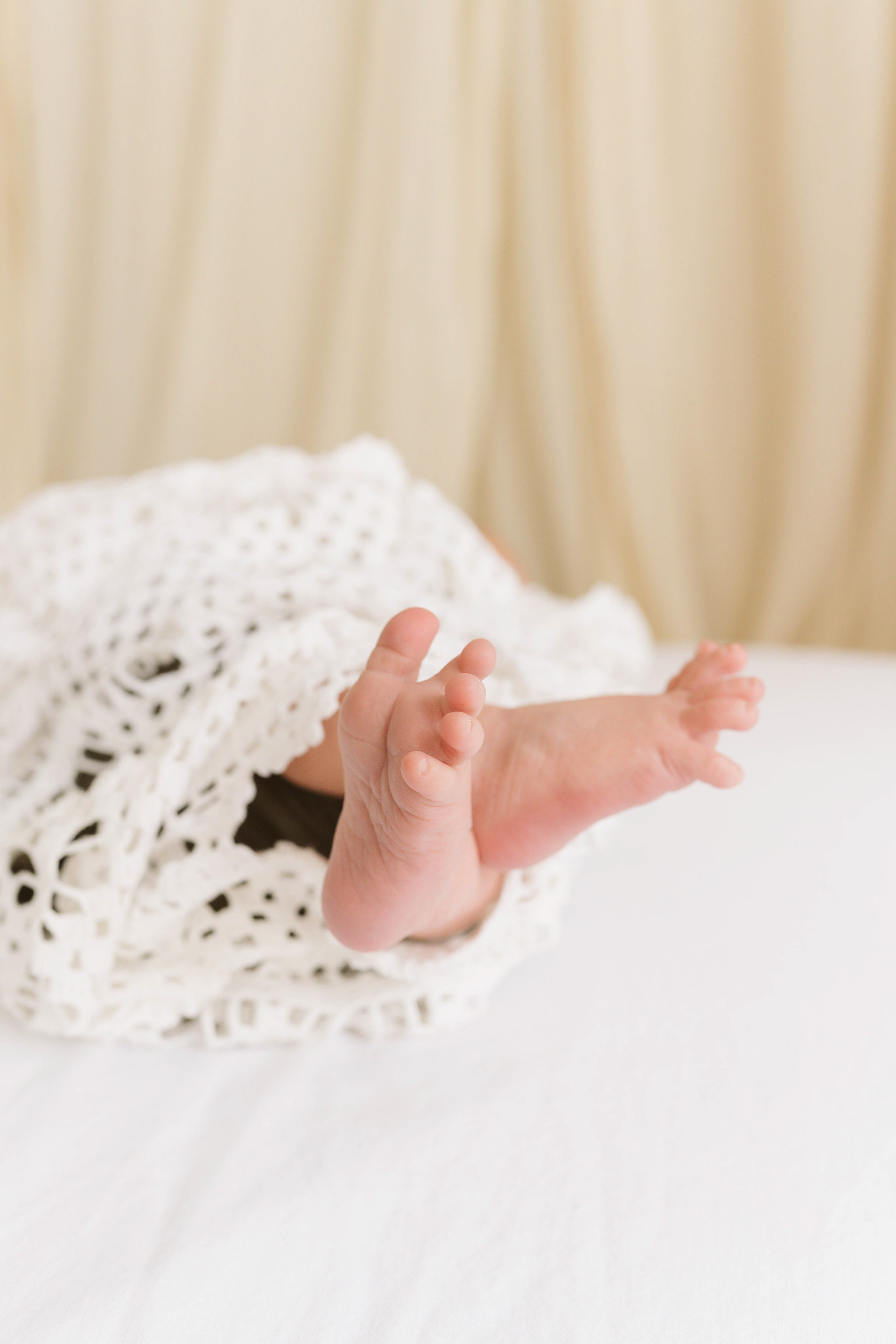 Inspira sesiune foto nou-nascut. Madalina Beda- Artist vizual, fotograf, doula la nastere, consultant babywearing Brasov si in toata tara