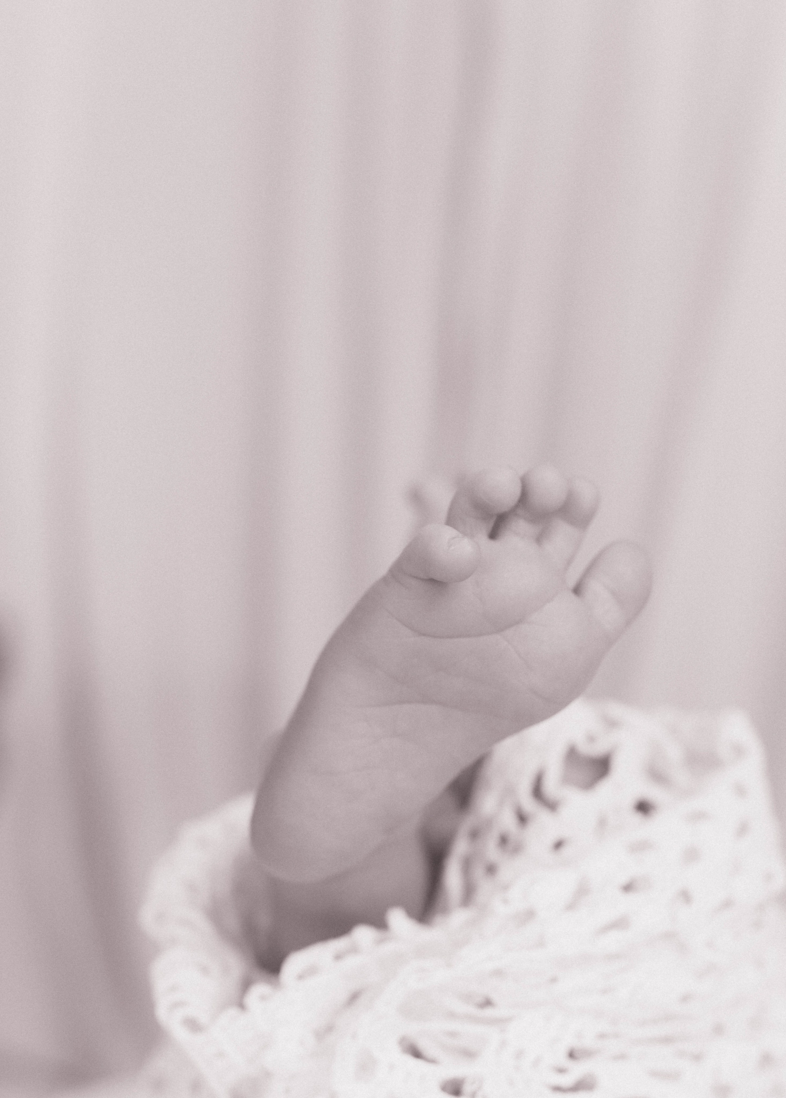 Inspira sesiune foto nou-nascut. Madalina Beda- Artist vizual, fotograf, doula la nastere, consultant babywearing Brasov si in toata tara