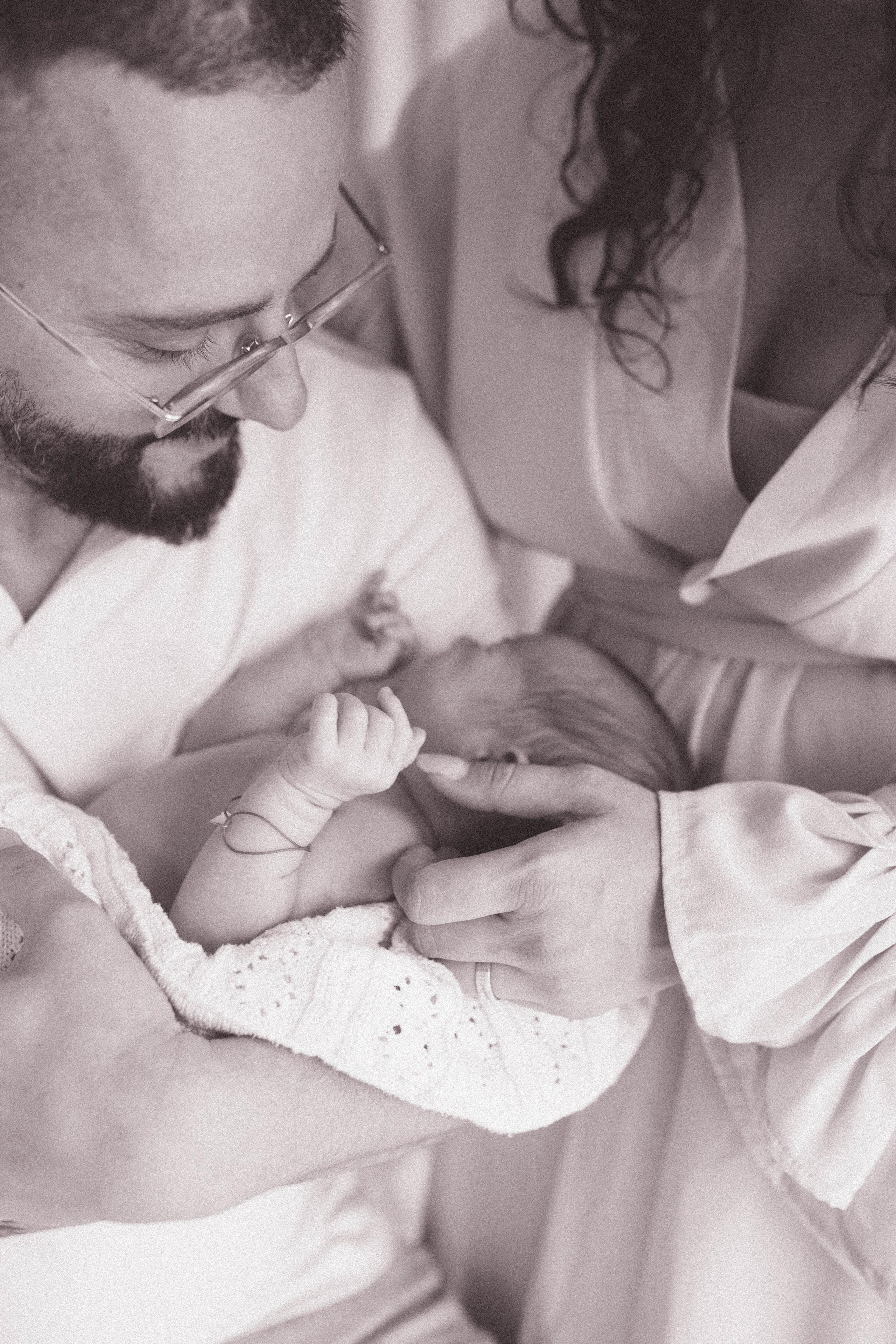 Inspira sesiune foto nou-nascut. Madalina Beda- Artist vizual, fotograf, doula la nastere, consultant babywearing Brasov si in toata tara