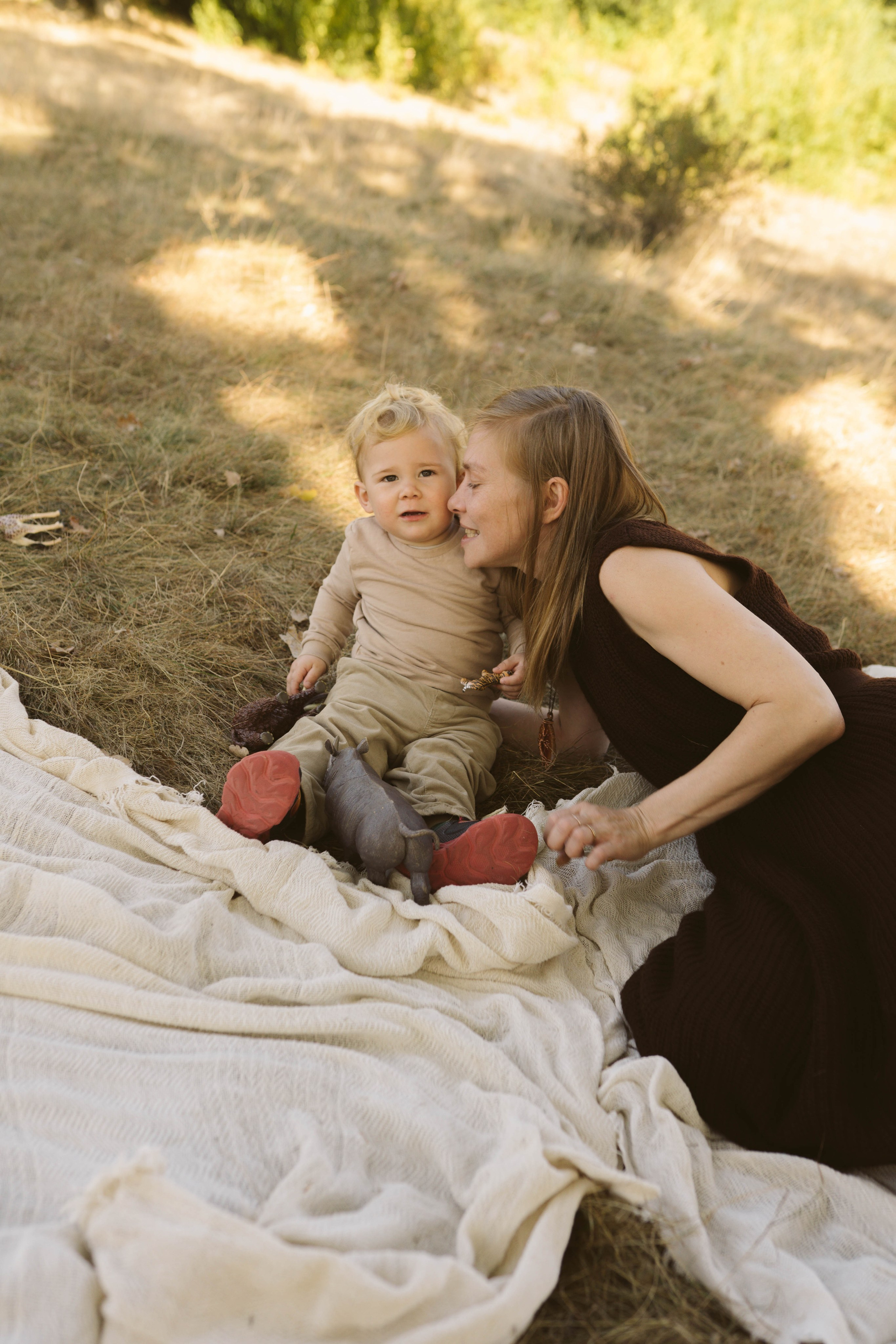 Poveste Toamna Colorata sesiune foto in natura toamna. Madalina Beda- Artist vizual, fotograf, doula la nastere, consultant babywearing Brasov si in toata tara