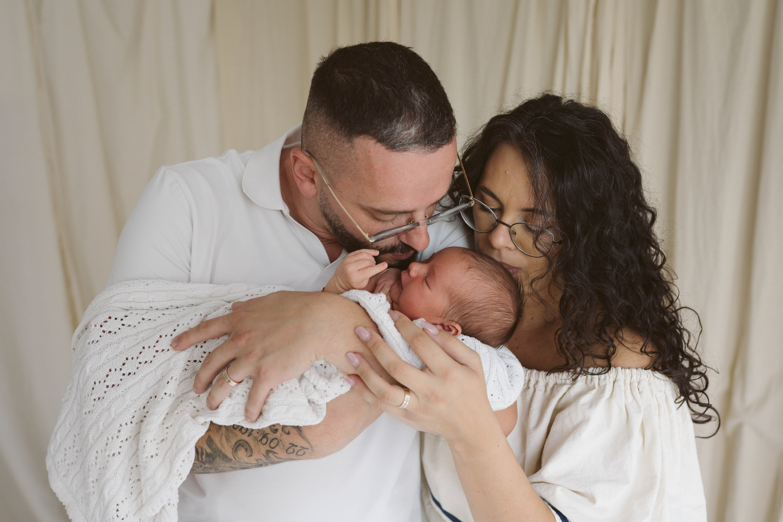 Inspira sesiune foto nou-nascut. Madalina Beda- Artist vizual, fotograf, doula la nastere, consultant babywearing Brasov si in toata tara