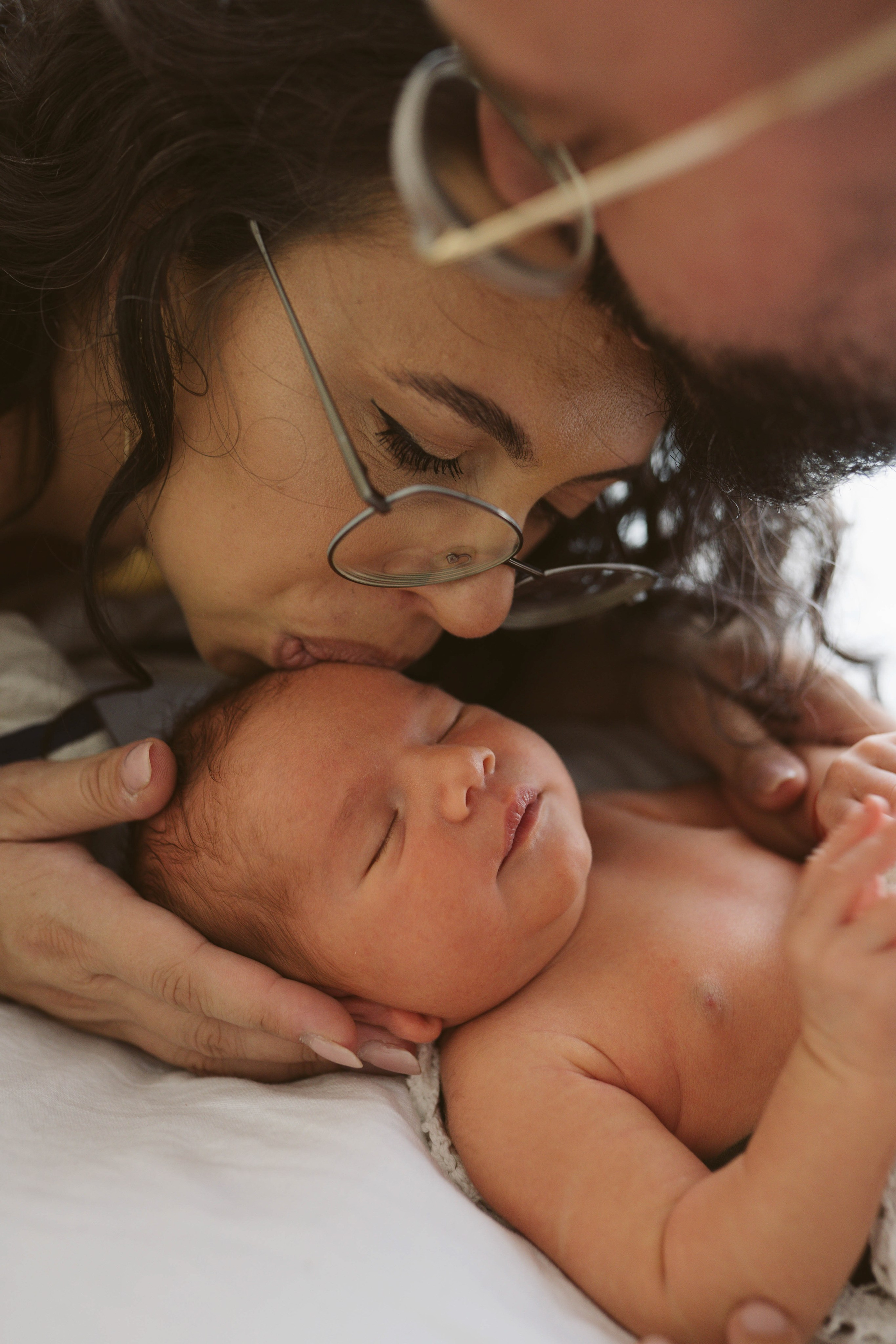 Inspira sesiune foto nou-nascut. Madalina Beda- Artist vizual, fotograf, doula la nastere, consultant babywearing Brasov si in toata tara