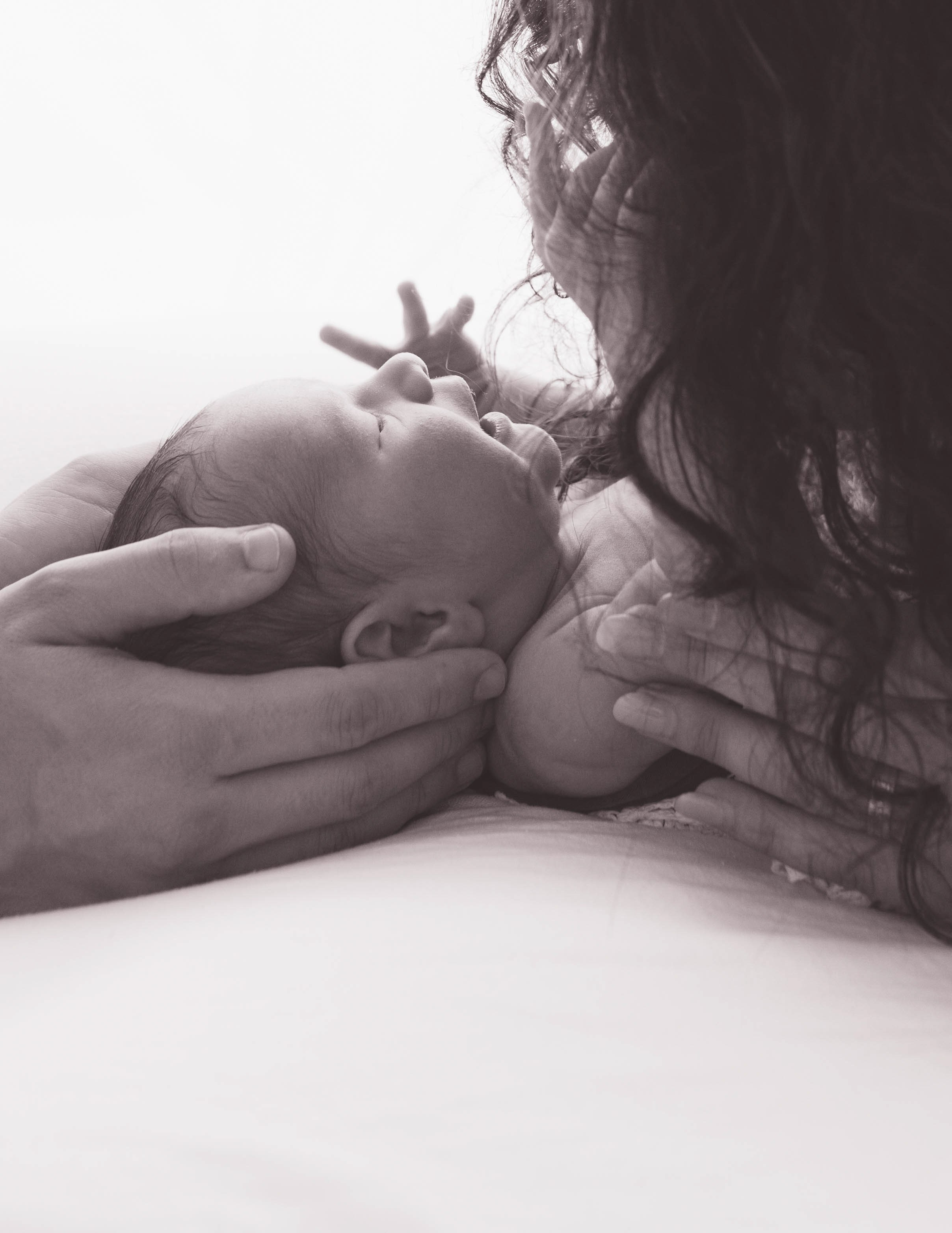Inspira sesiune foto nou-nascut. Madalina Beda- Artist vizual, fotograf, doula la nastere, consultant babywearing Brasov si in toata tara