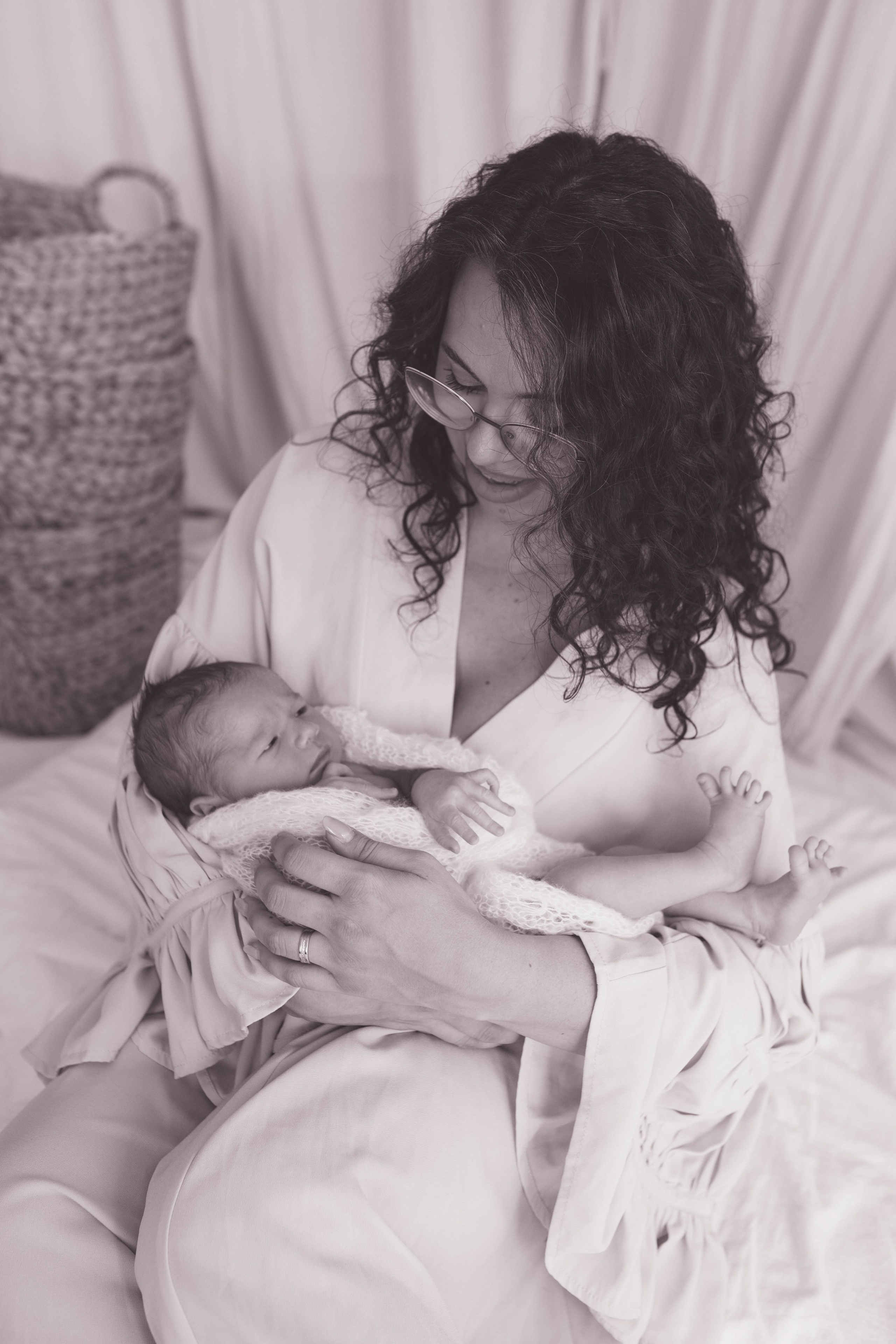 Inspira sesiune foto nou-nascut. Madalina Beda- Artist vizual, fotograf, doula la nastere, consultant babywearing Brasov si in toata tara