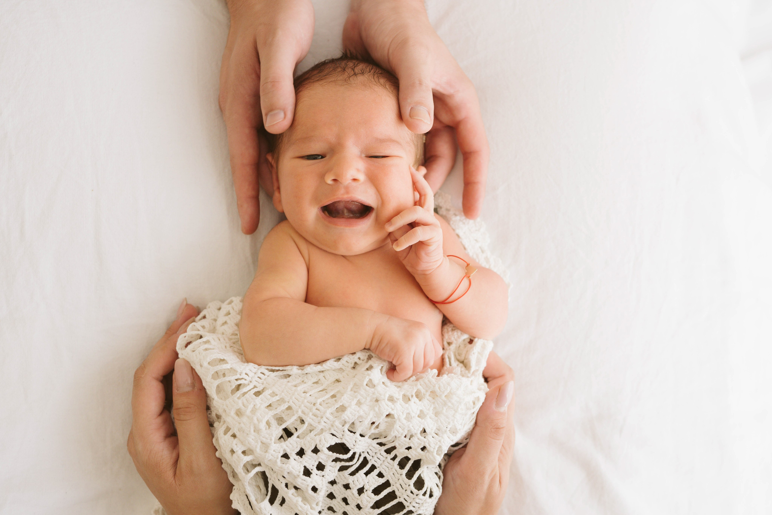 Inspira sesiune foto nou-nascut. Madalina Beda- Artist vizual, fotograf, doula la nastere, consultant babywearing Brasov si in toata tara