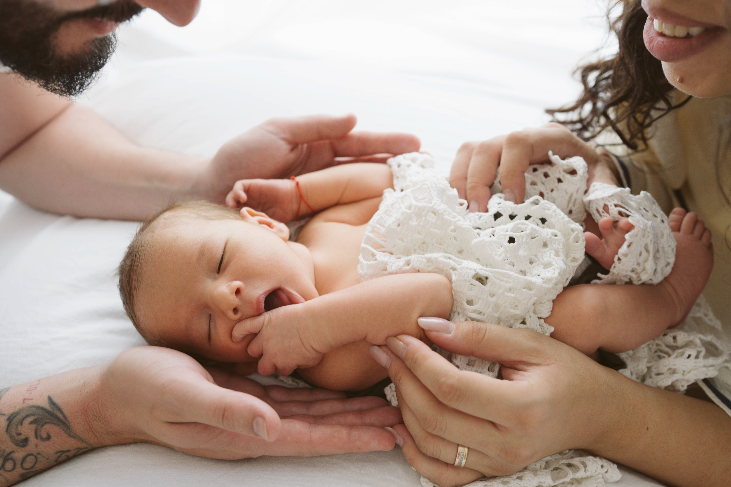 Inspira sesiune foto nou-nascut. Madalina Beda- Artist vizual, fotograf, doula la nastere, consultant babywearing Brasov si in toata tara