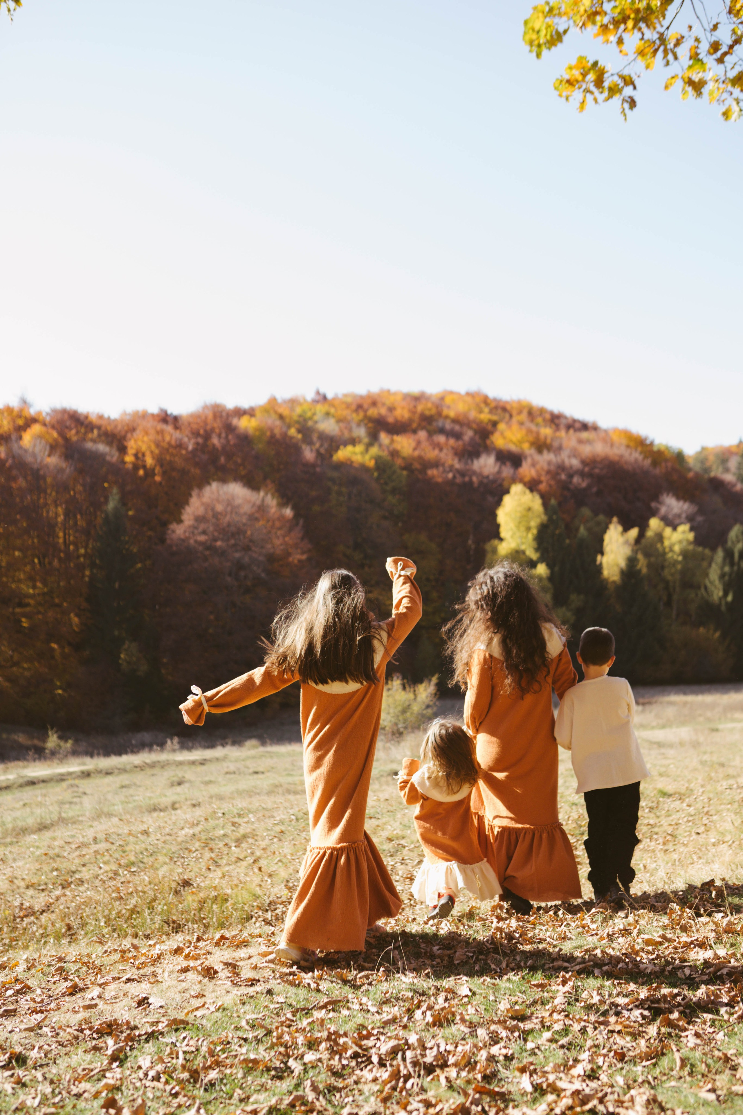 Poveste Toamna Colorata sesiune foto in natura toamna. Madalina Beda- Artist vizual, fotograf, doula la nastere, consultant babywearing Brasov si in toata tara