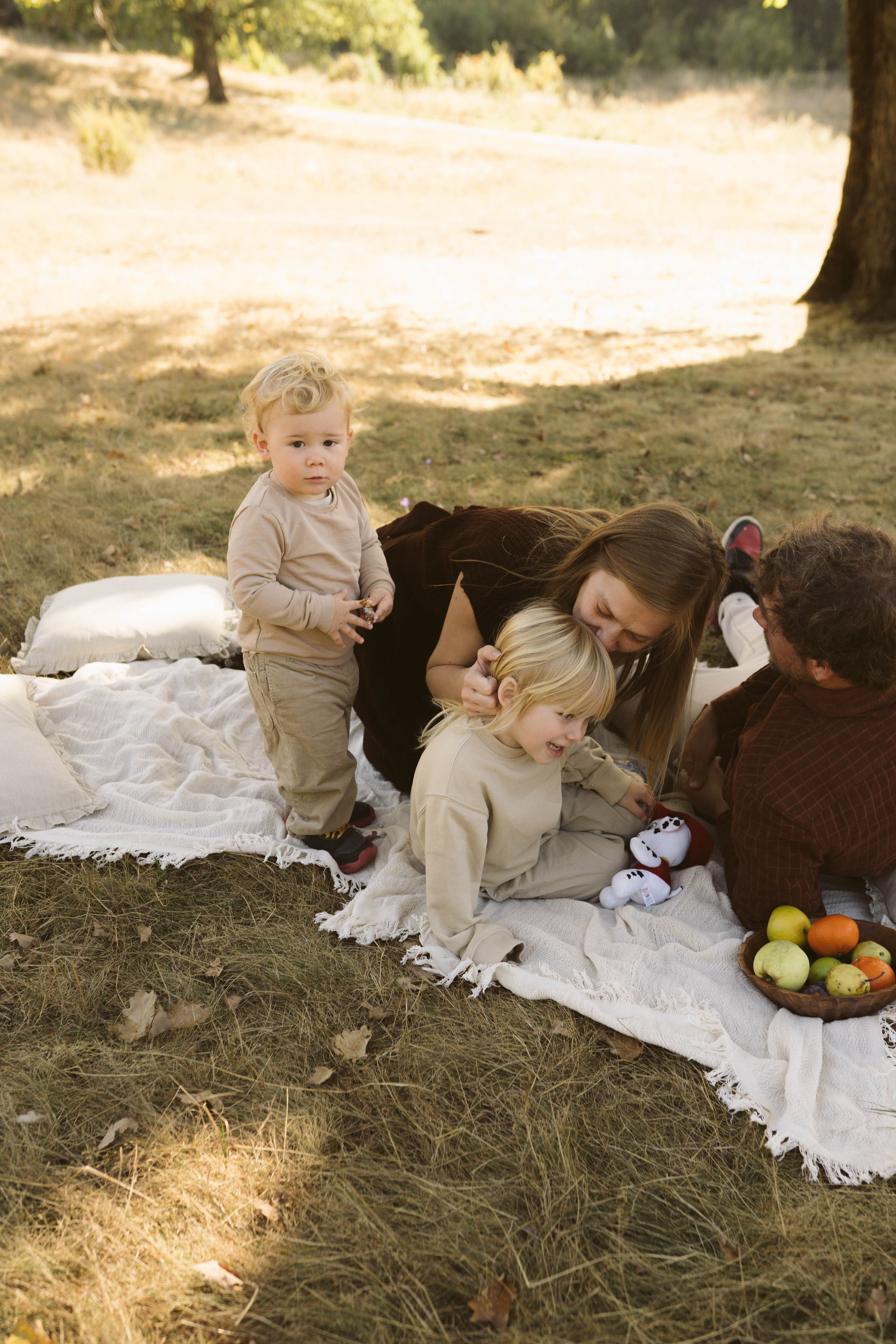 Poveste Toamna Colorata sesiune foto in natura toamna. Madalina Beda- Artist vizual, fotograf, doula la nastere, consultant babywearing Brasov si in toata tara