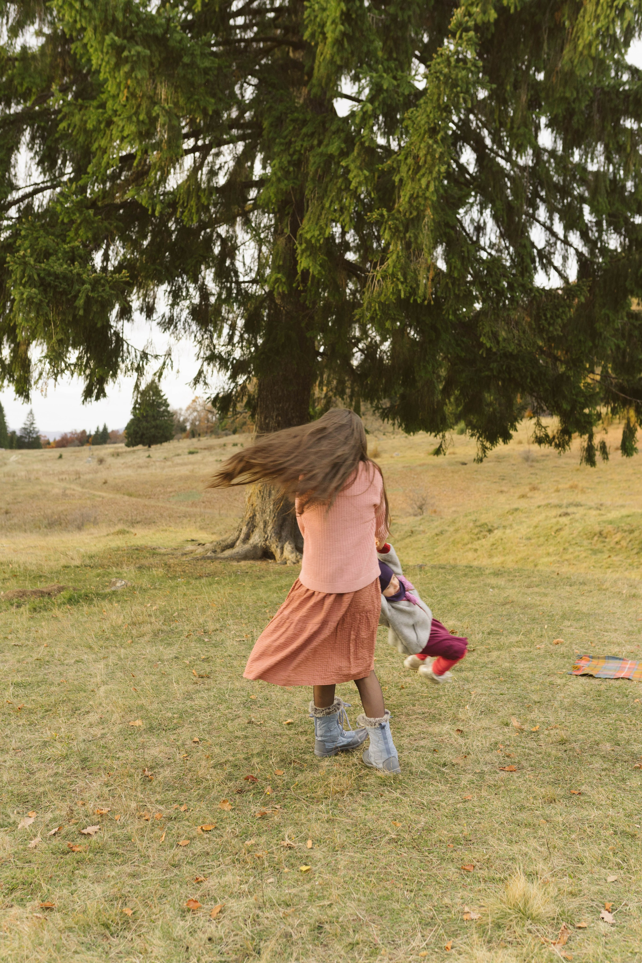 Poveste Toamna Colorata sesiune foto in natura toamna. Madalina Beda- Artist vizual, fotograf, doula la nastere, consultant babywearing Brasov si in toata tara