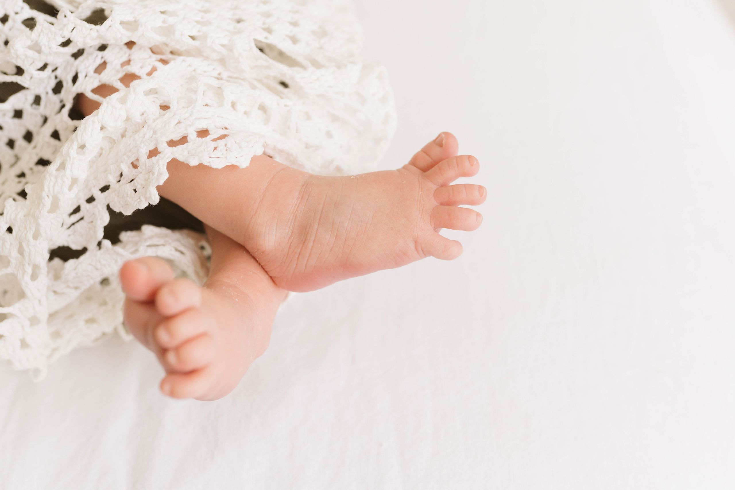 Inspira sesiune foto nou-nascut. Madalina Beda- Artist vizual, fotograf, doula la nastere, consultant babywearing Brasov si in toata tara