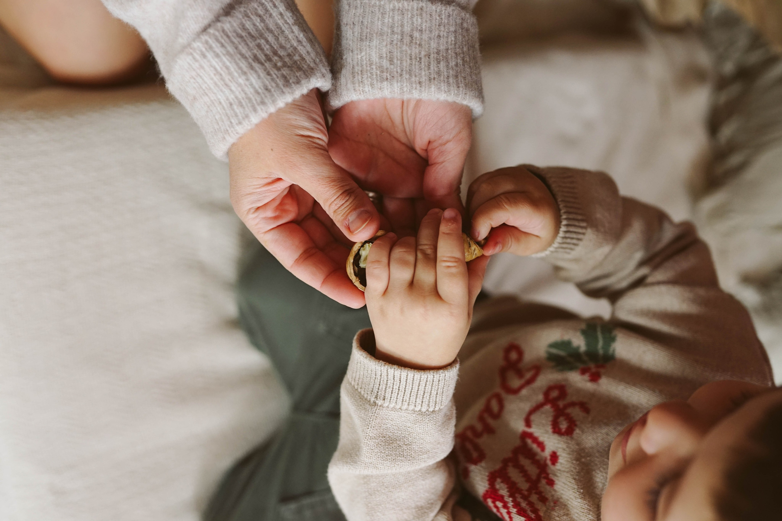 Poveste de Iarna Sesiune foto. Madalina Beda- Artist vizual, fotograf, doula la nastere, consultant babywearing Brasov si in toata tara