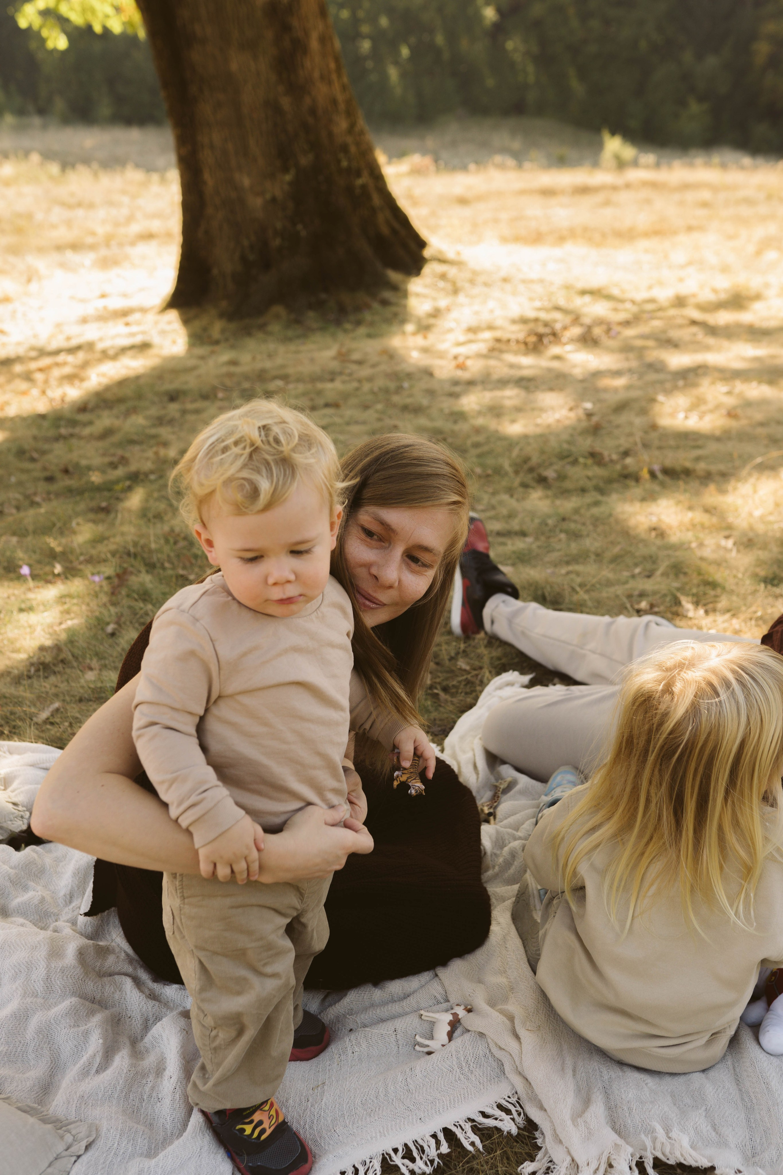 Poveste Toamna Colorata sesiune foto in natura toamna. Madalina Beda- Artist vizual, fotograf, doula la nastere, consultant babywearing Brasov si in toata tara