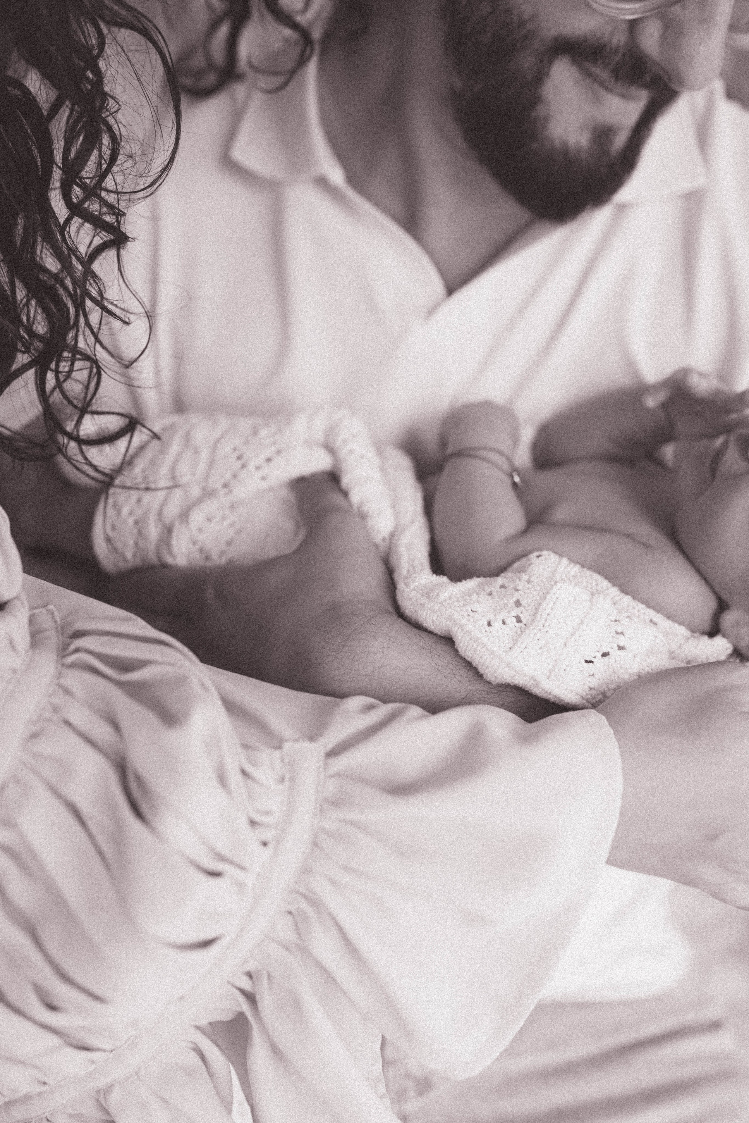 Inspira sesiune foto nou-nascut. Madalina Beda- Artist vizual, fotograf, doula la nastere, consultant babywearing Brasov si in toata tara