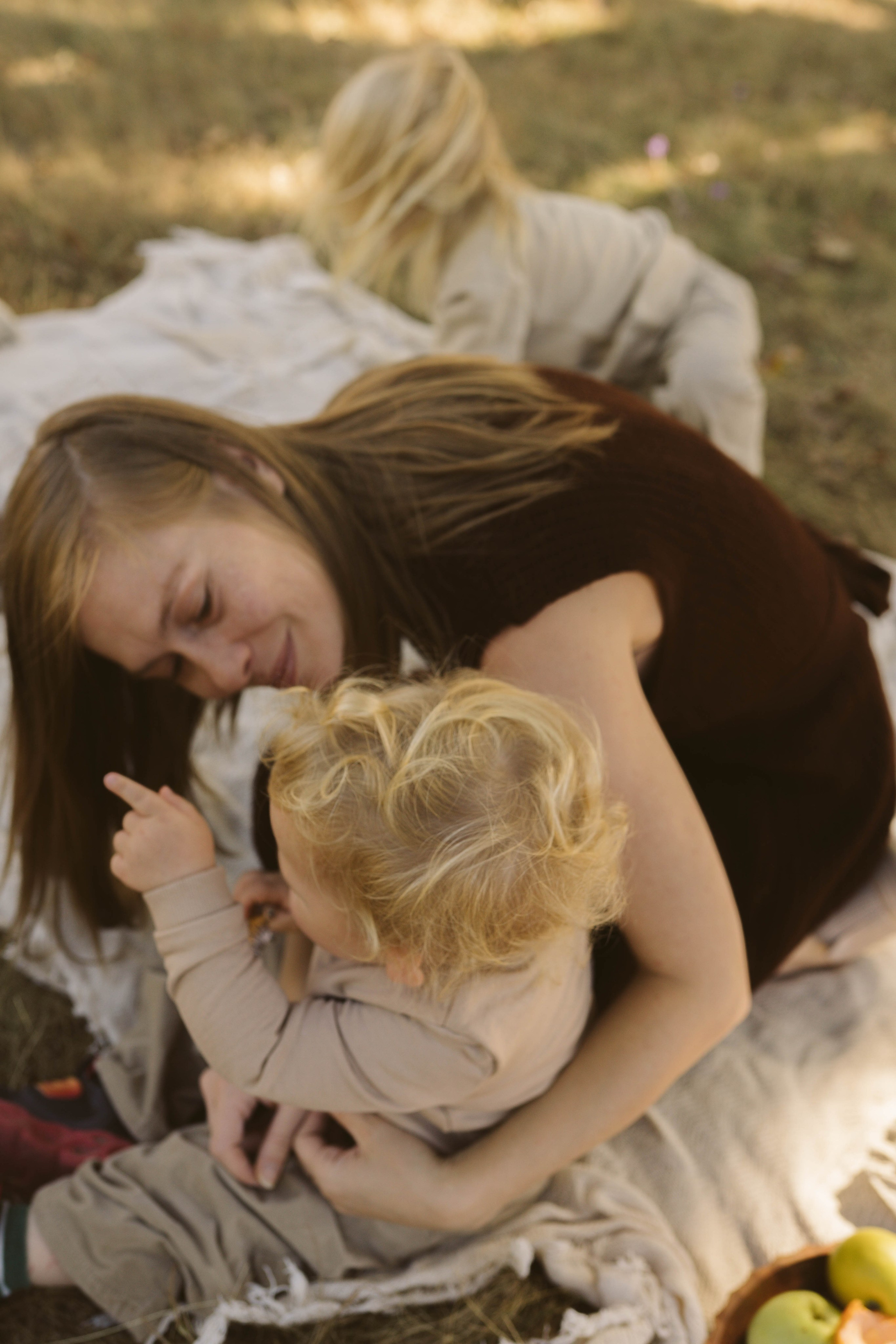 Poveste Toamna Colorata sesiune foto in natura toamna. Madalina Beda- Artist vizual, fotograf, doula la nastere, consultant babywearing Brasov si in toata tara