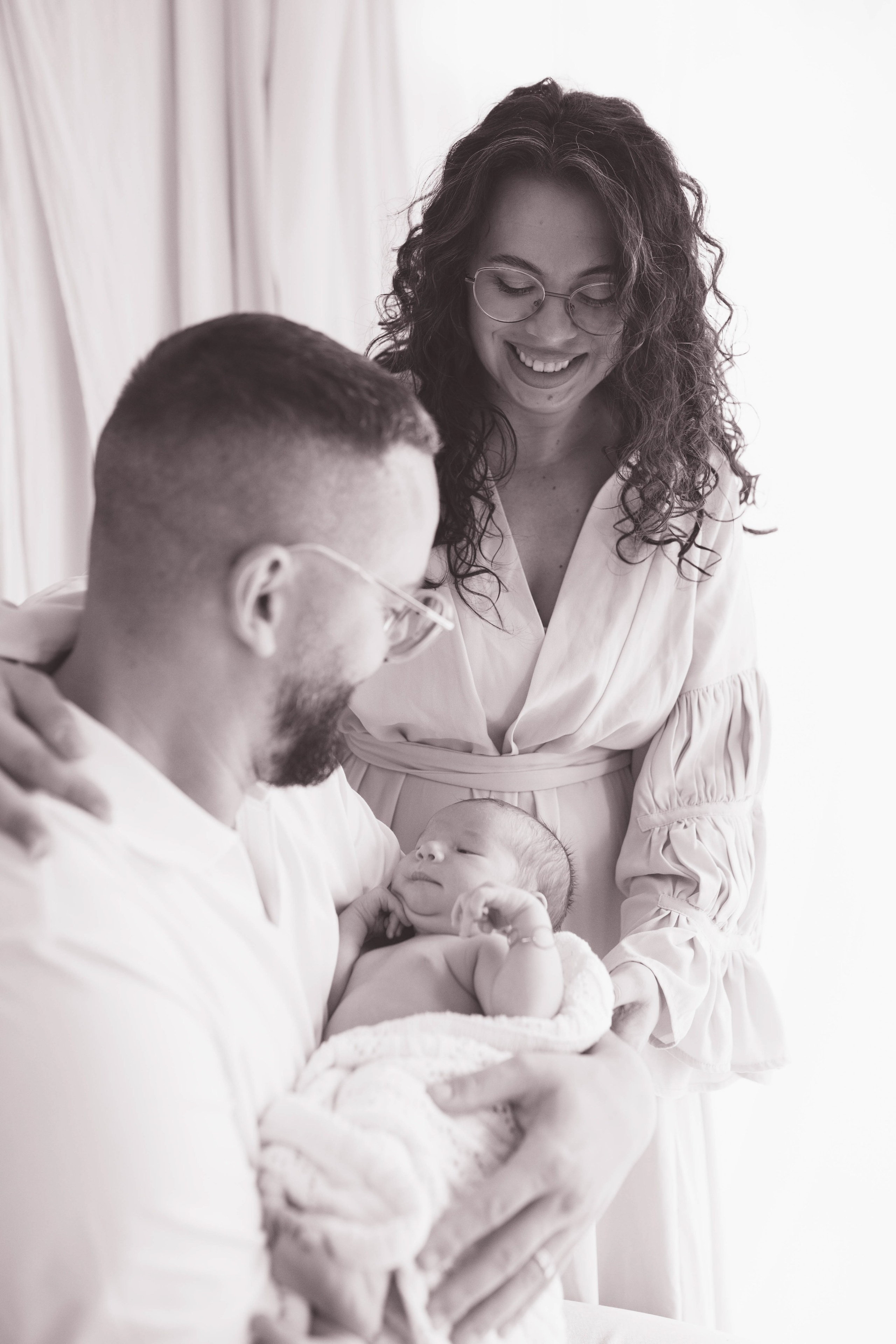 Inspira sesiune foto nou-nascut. Madalina Beda- Artist vizual, fotograf, doula la nastere, consultant babywearing Brasov si in toata tara