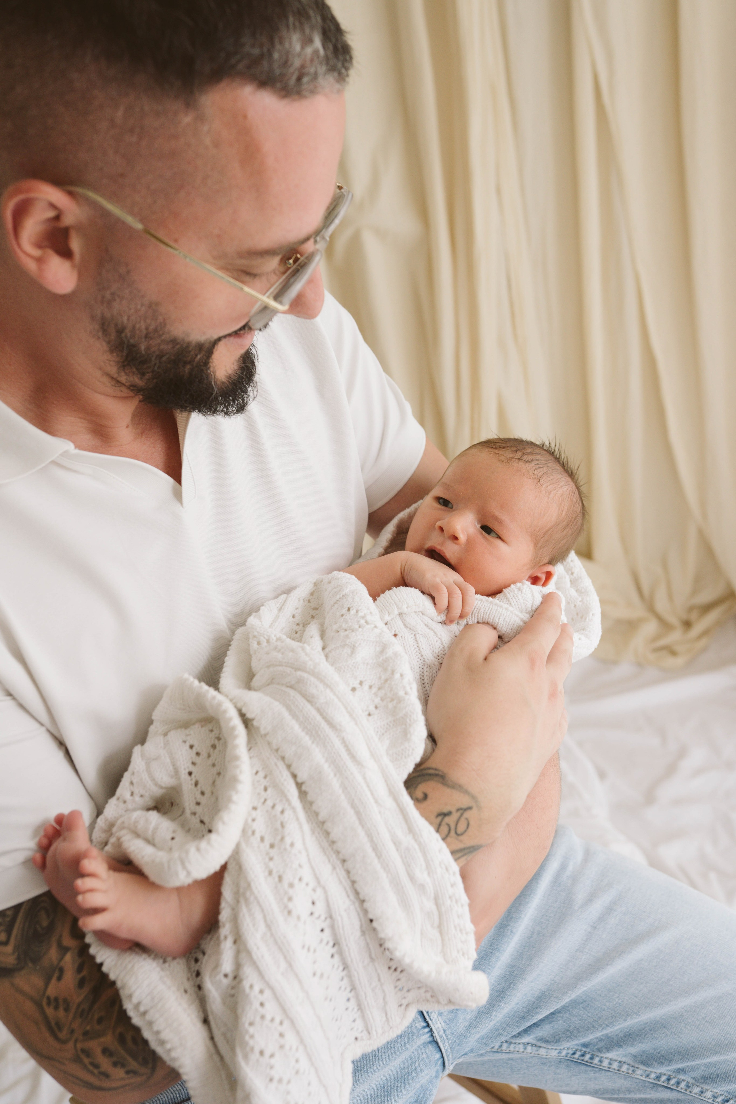 Inspira sesiune foto nou-nascut. Madalina Beda- Artist vizual, fotograf, doula la nastere, consultant babywearing Brasov si in toata tara