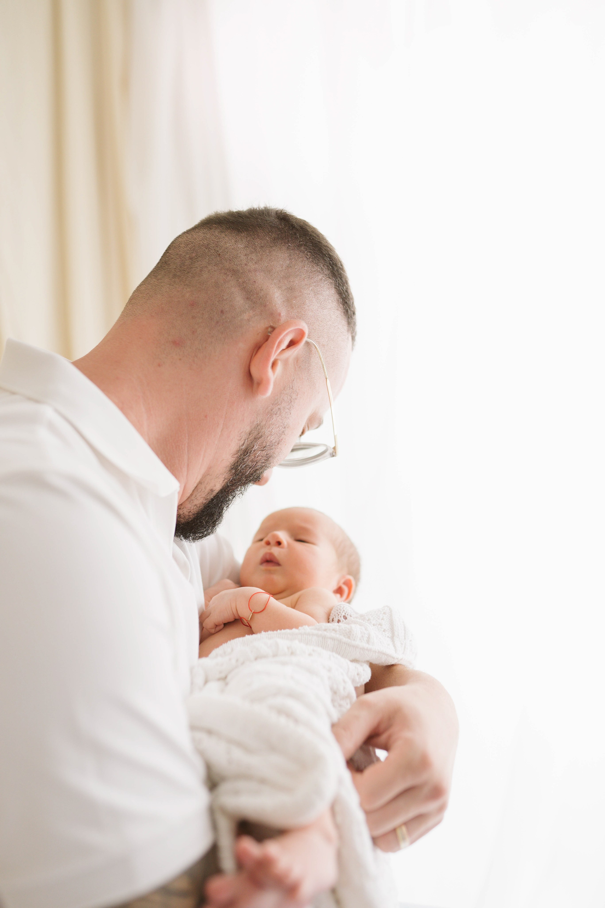Inspira sesiune foto nou-nascut. Madalina Beda- Artist vizual, fotograf, doula la nastere, consultant babywearing Brasov si in toata tara