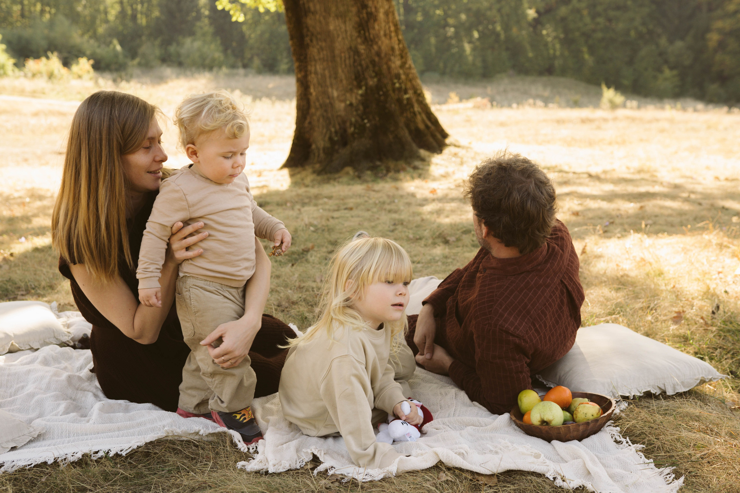 Poveste Toamna Colorata sesiune foto in natura toamna. Madalina Beda- Artist vizual, fotograf, doula la nastere, consultant babywearing Brasov si in toata tara