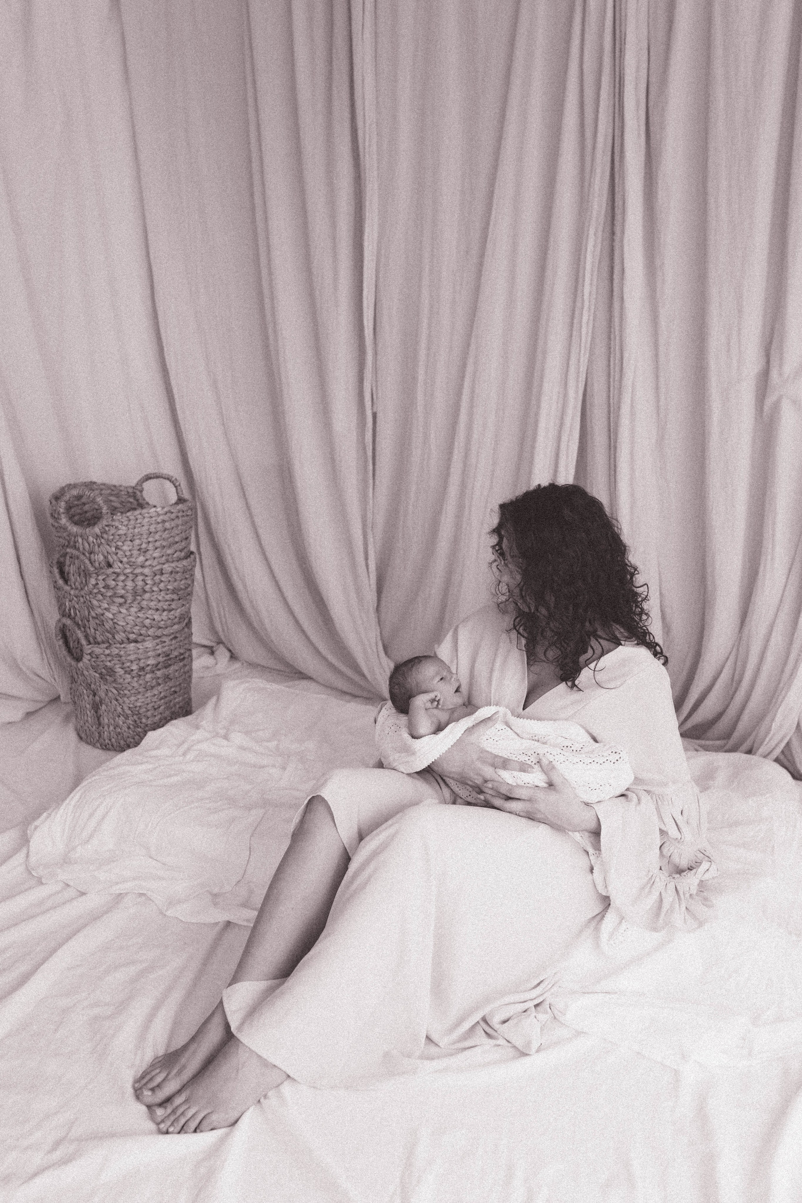 Inspira sesiune foto nou-nascut. Madalina Beda- Artist vizual, fotograf, doula la nastere, consultant babywearing Brasov si in toata tara