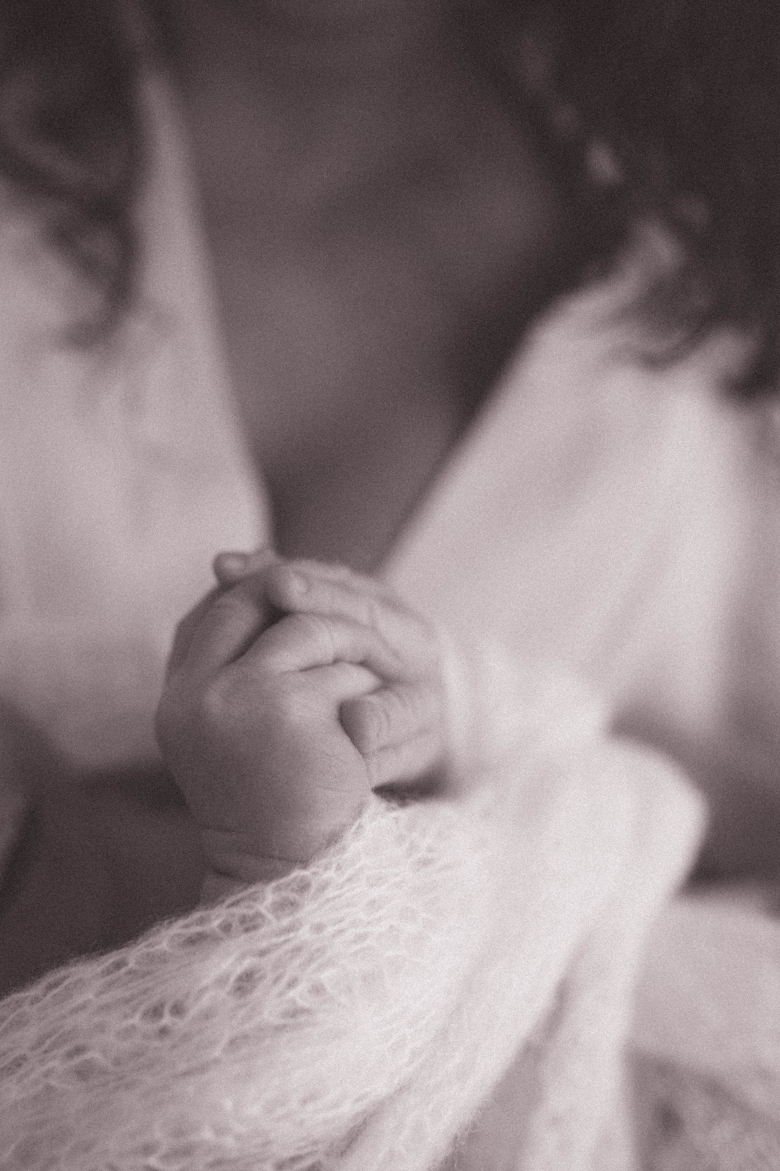 Inspira sesiune foto nou-nascut. Madalina Beda- Artist vizual, fotograf, doula la nastere, consultant babywearing Brasov si in toata tara