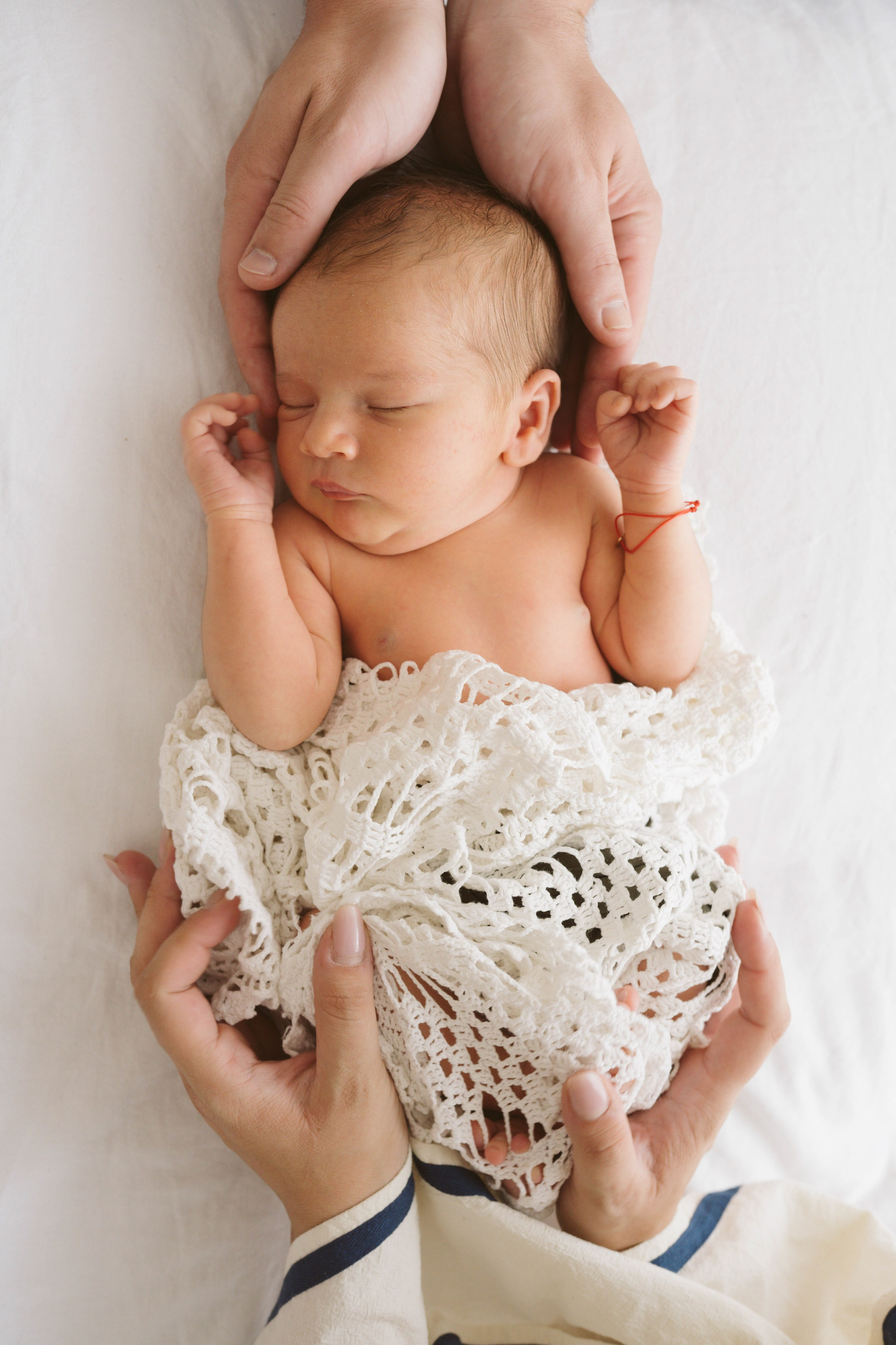 Inspira sesiune foto nou-nascut. Madalina Beda- Artist vizual, fotograf, doula la nastere, consultant babywearing Brasov si in toata tara