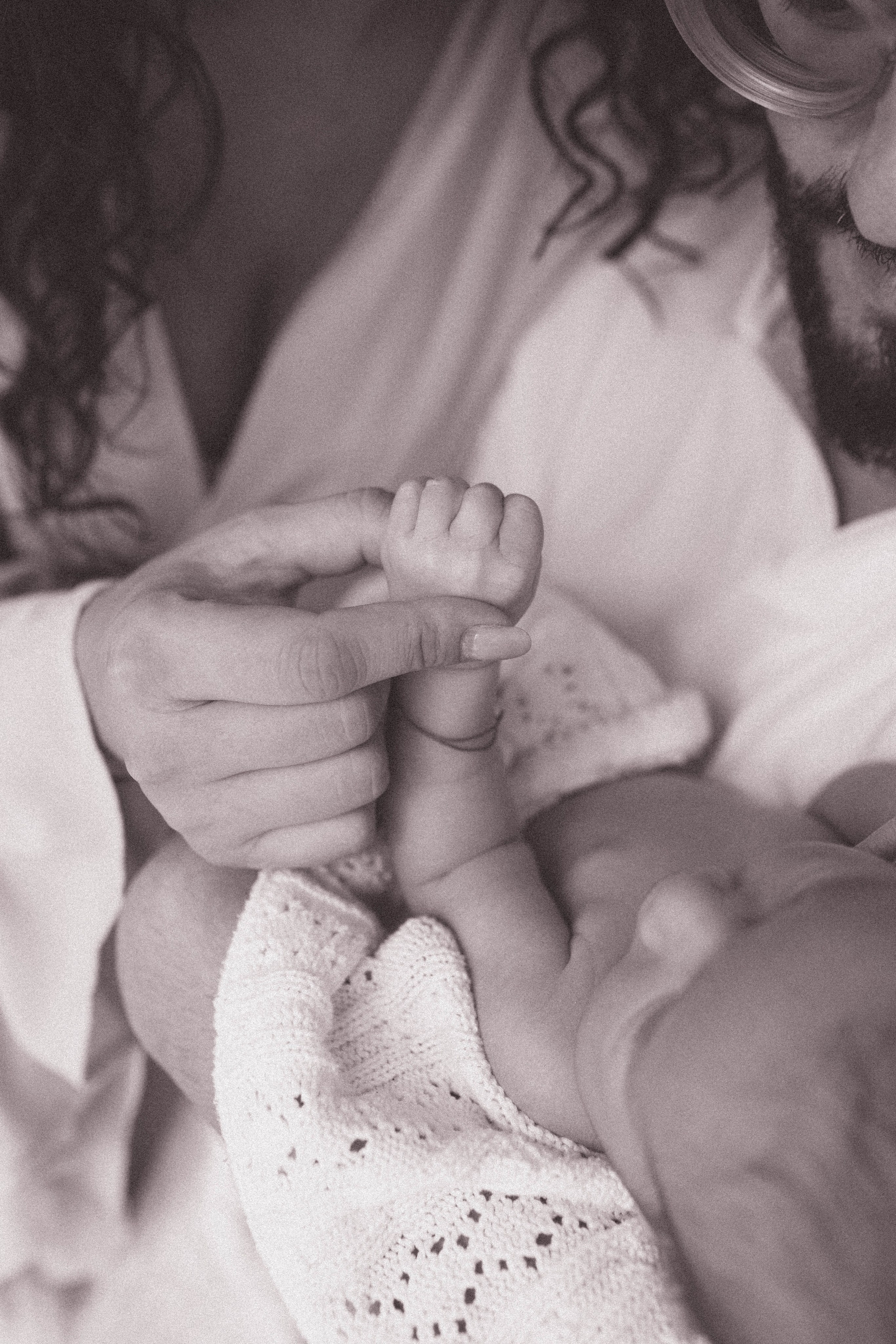 Inspira sesiune foto nou-nascut. Madalina Beda- Artist vizual, fotograf, doula la nastere, consultant babywearing Brasov si in toata tara