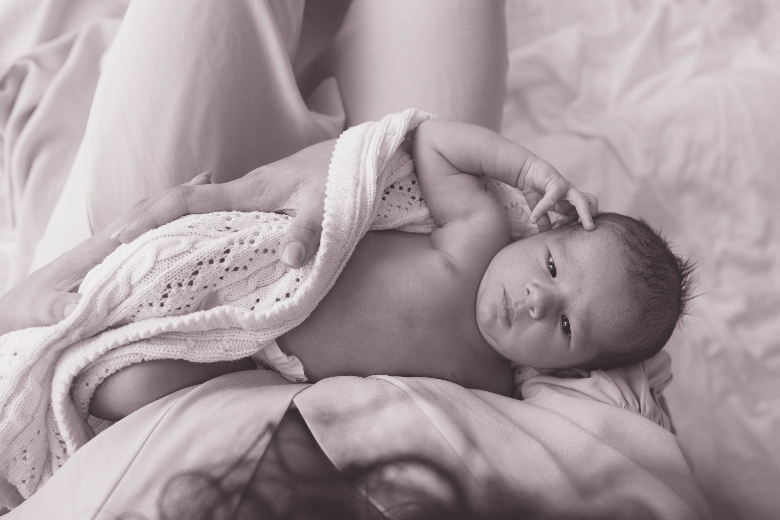 Inspira sesiune foto nou-nascut. Madalina Beda- Artist vizual, fotograf, doula la nastere, consultant babywearing Brasov si in toata tara