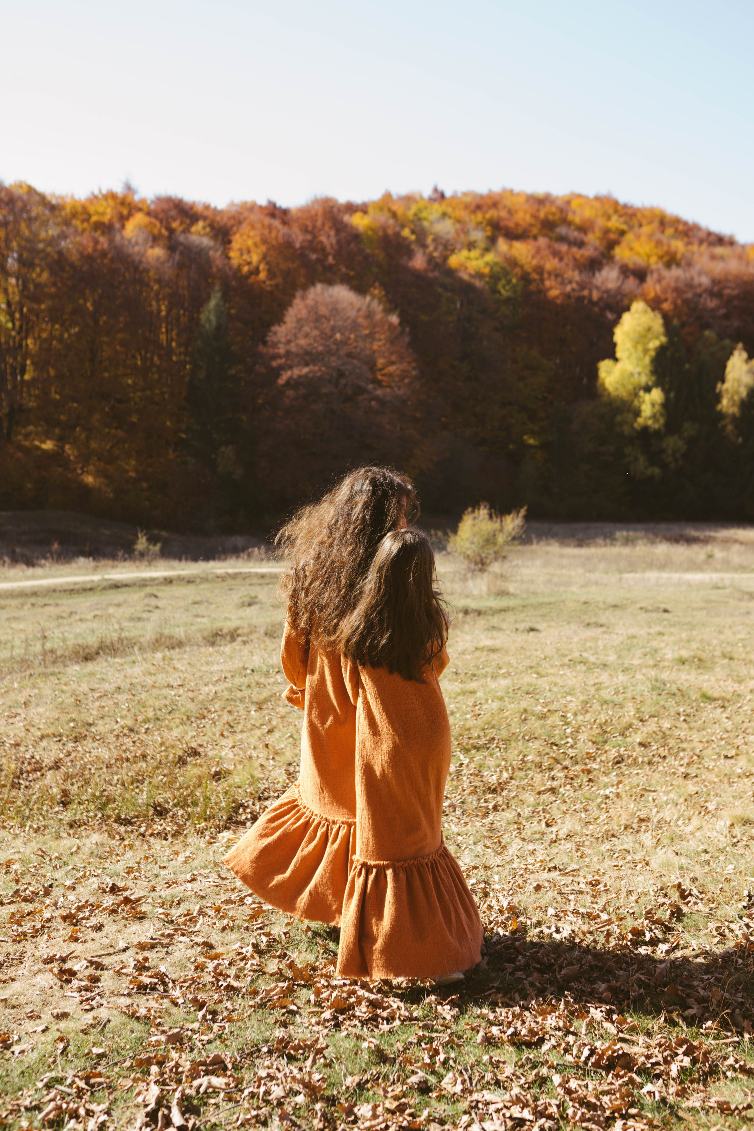 Poveste Toamna Colorata sesiune foto in natura toamna. Madalina Beda- Artist vizual, fotograf, doula la nastere, consultant babywearing Brasov si in toata tara