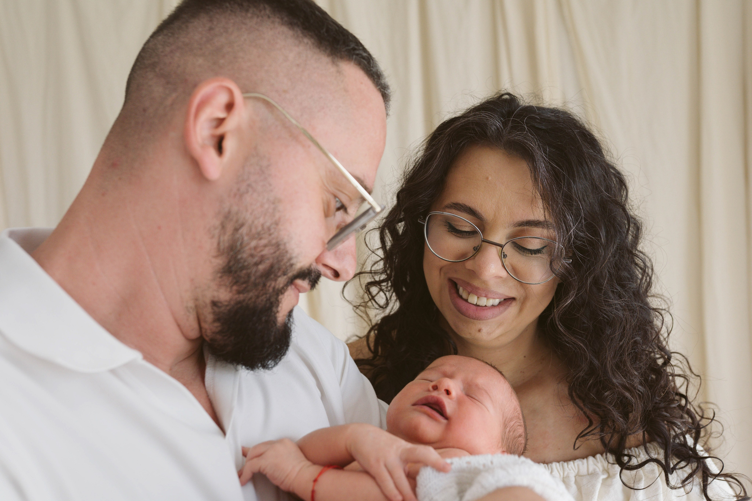 Inspira sesiune foto nou-nascut. Madalina Beda- Artist vizual, fotograf, doula la nastere, consultant babywearing Brasov si in toata tara