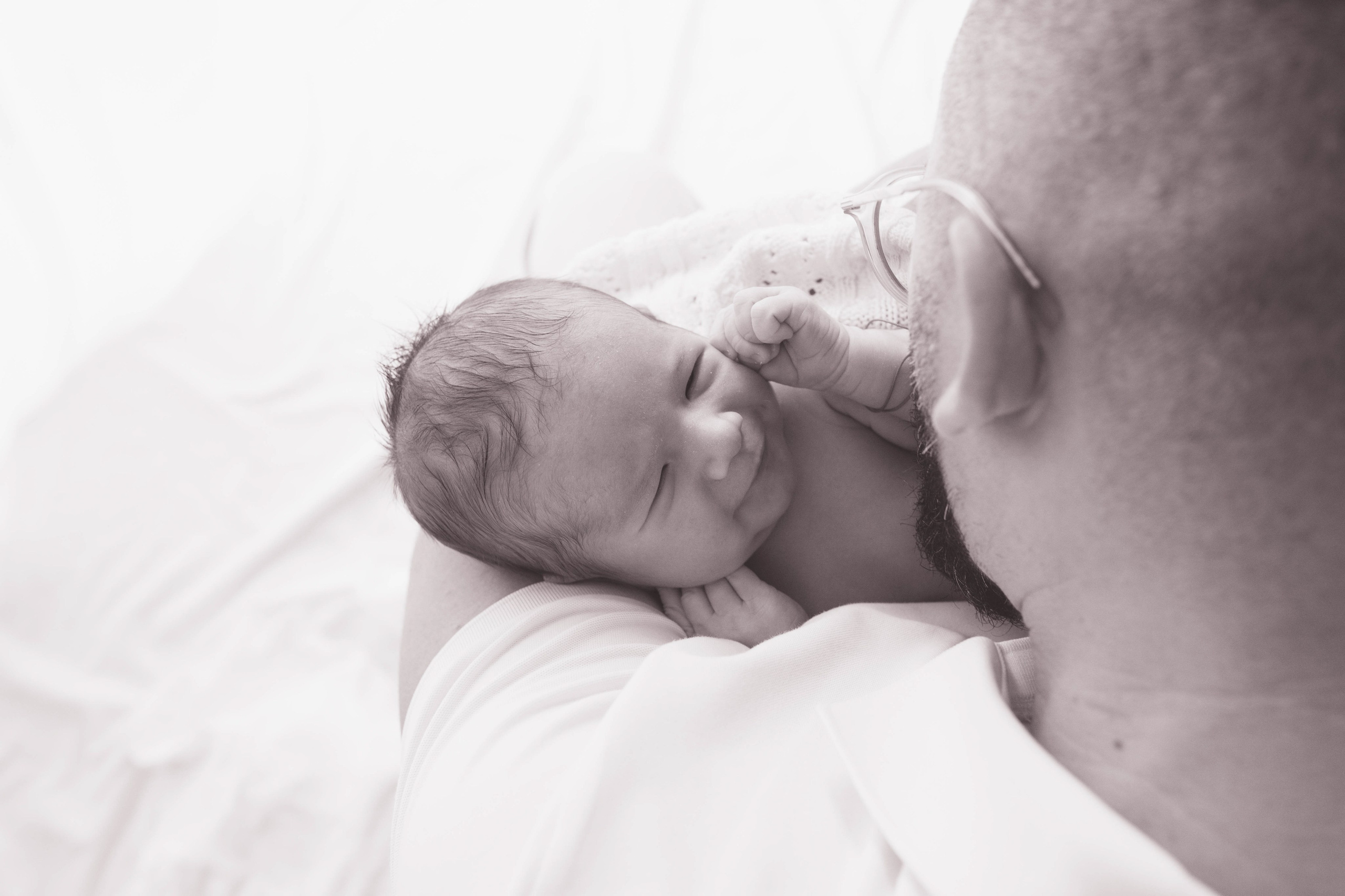 Inspira sesiune foto nou-nascut. Madalina Beda- Artist vizual, fotograf, doula la nastere, consultant babywearing Brasov si in toata tara