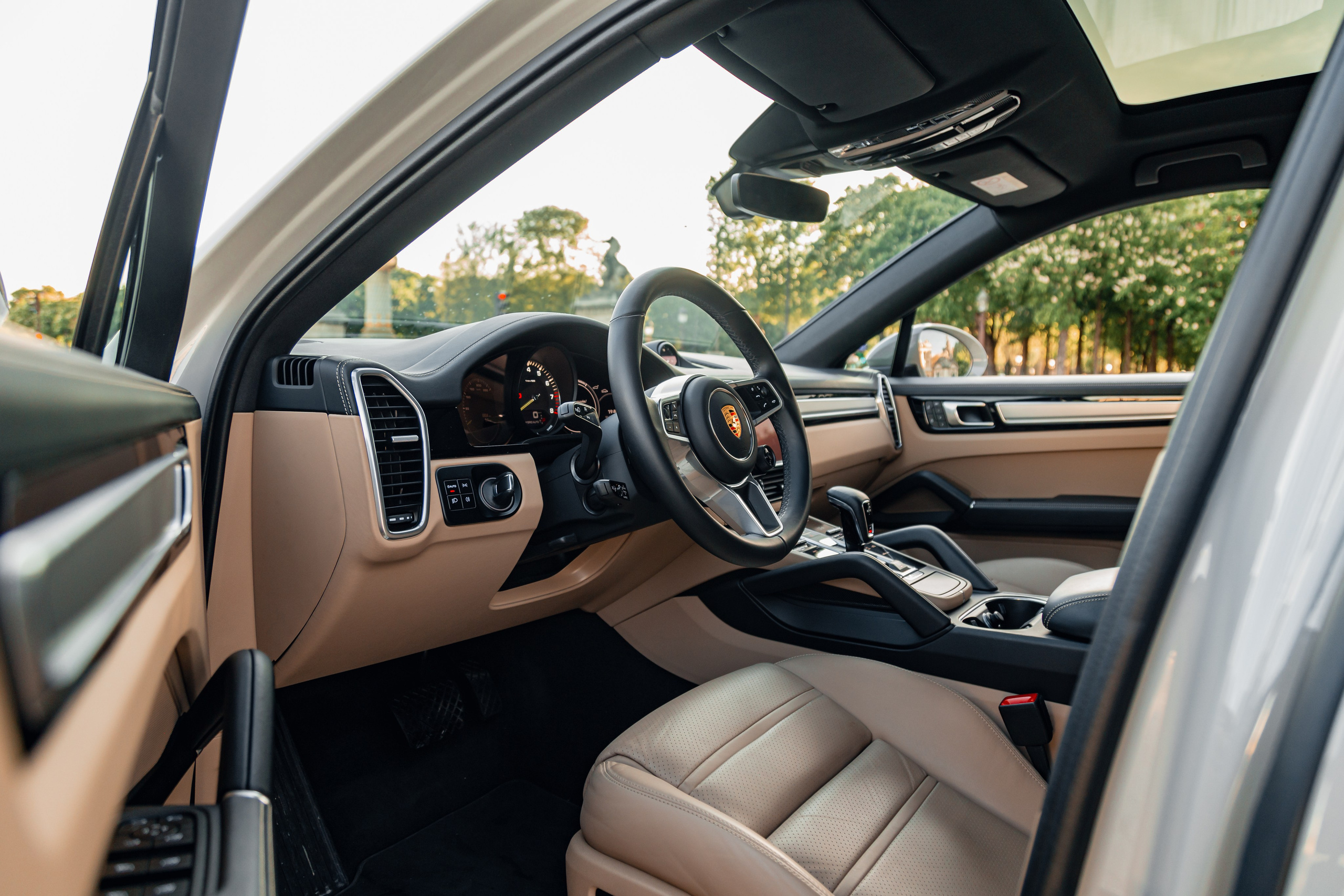 Porsche Cayenne E-Hybrid. Photographer in Paris — Vitalii Motruk