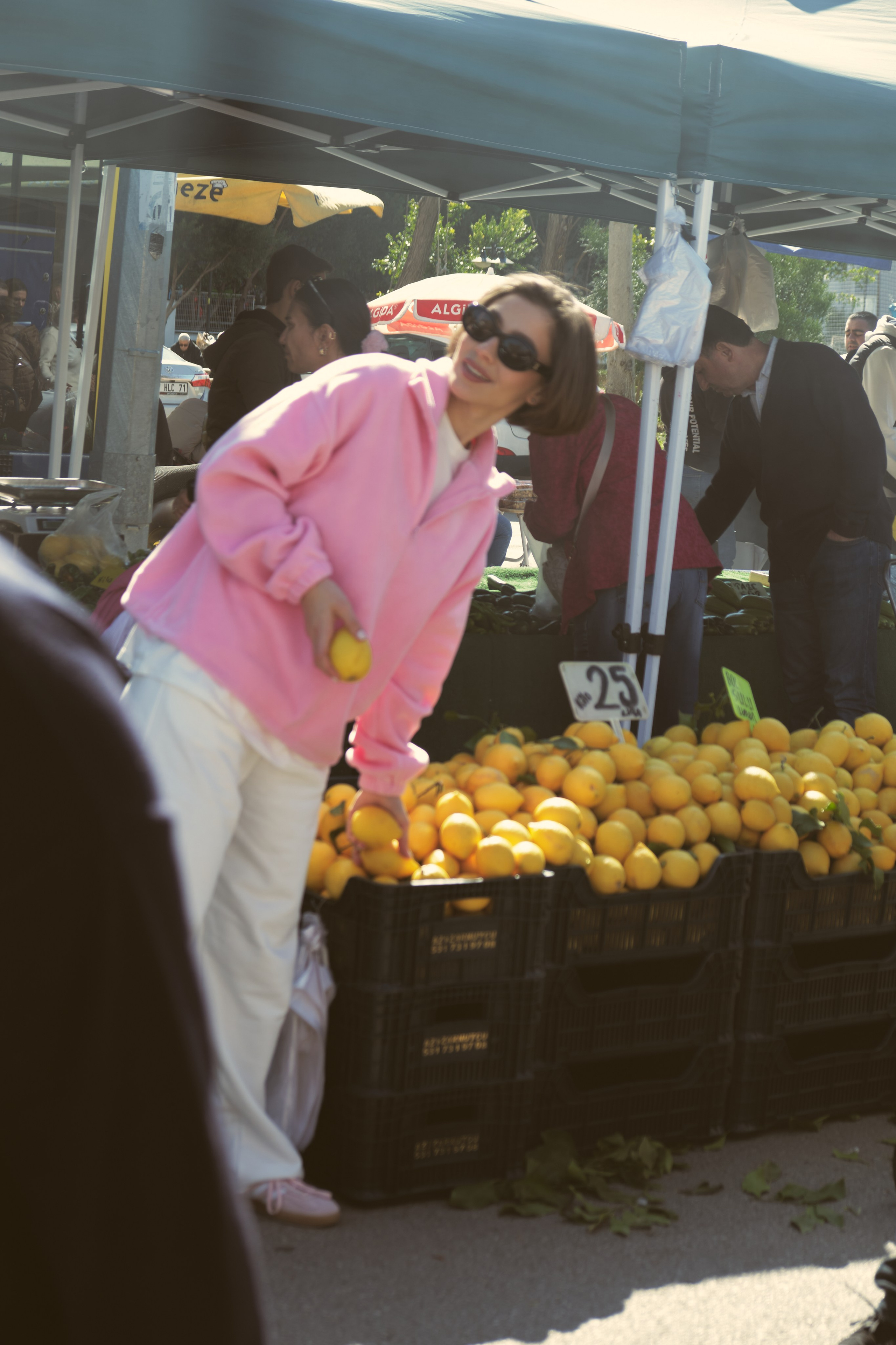 Mirsa Spring'25. Commercial fashion photographer based in Turkey and Europe