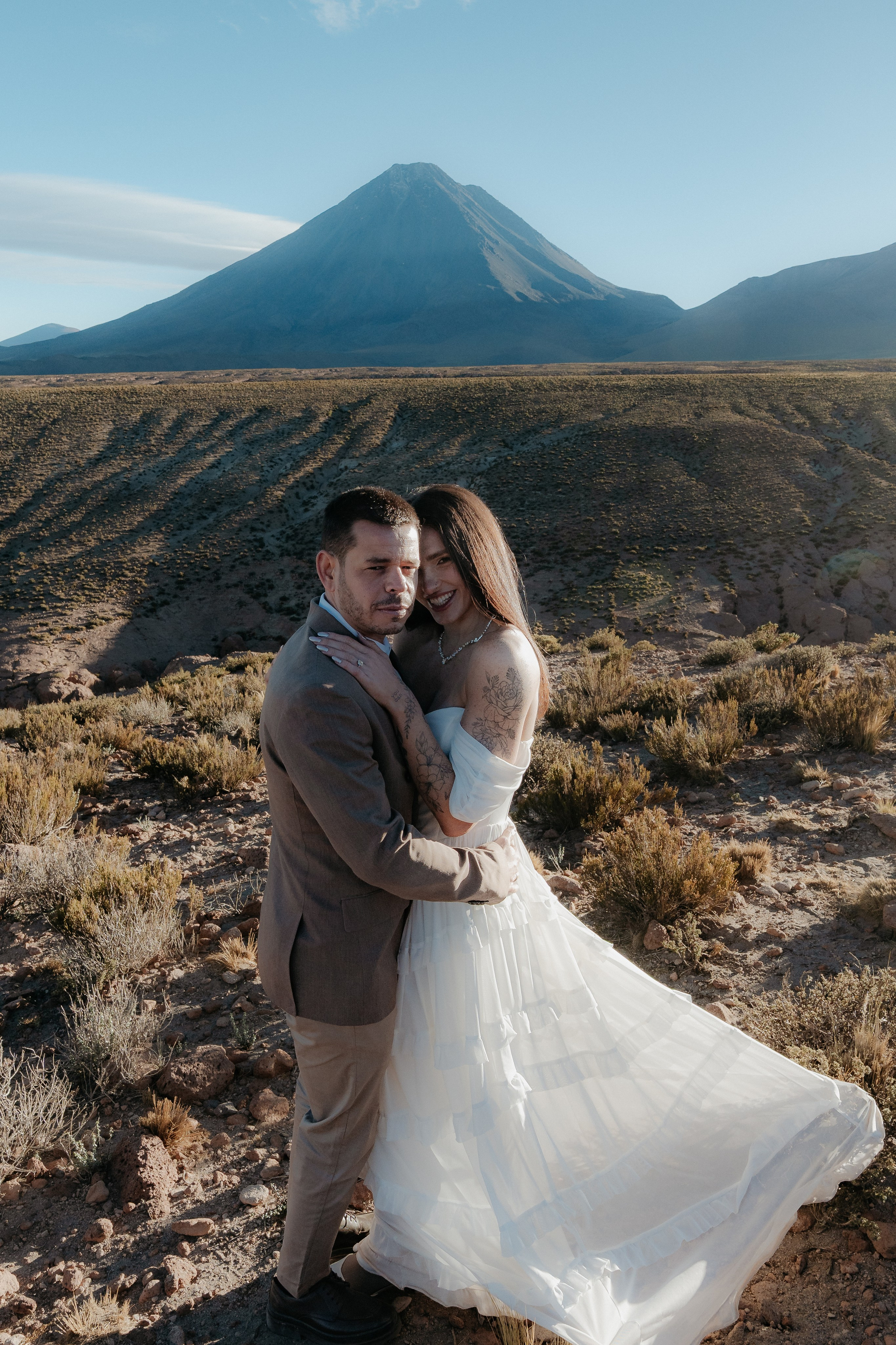 Pre-wedding no mirante do vulcão Licancabur. Photographer in San Pedro de Atacama