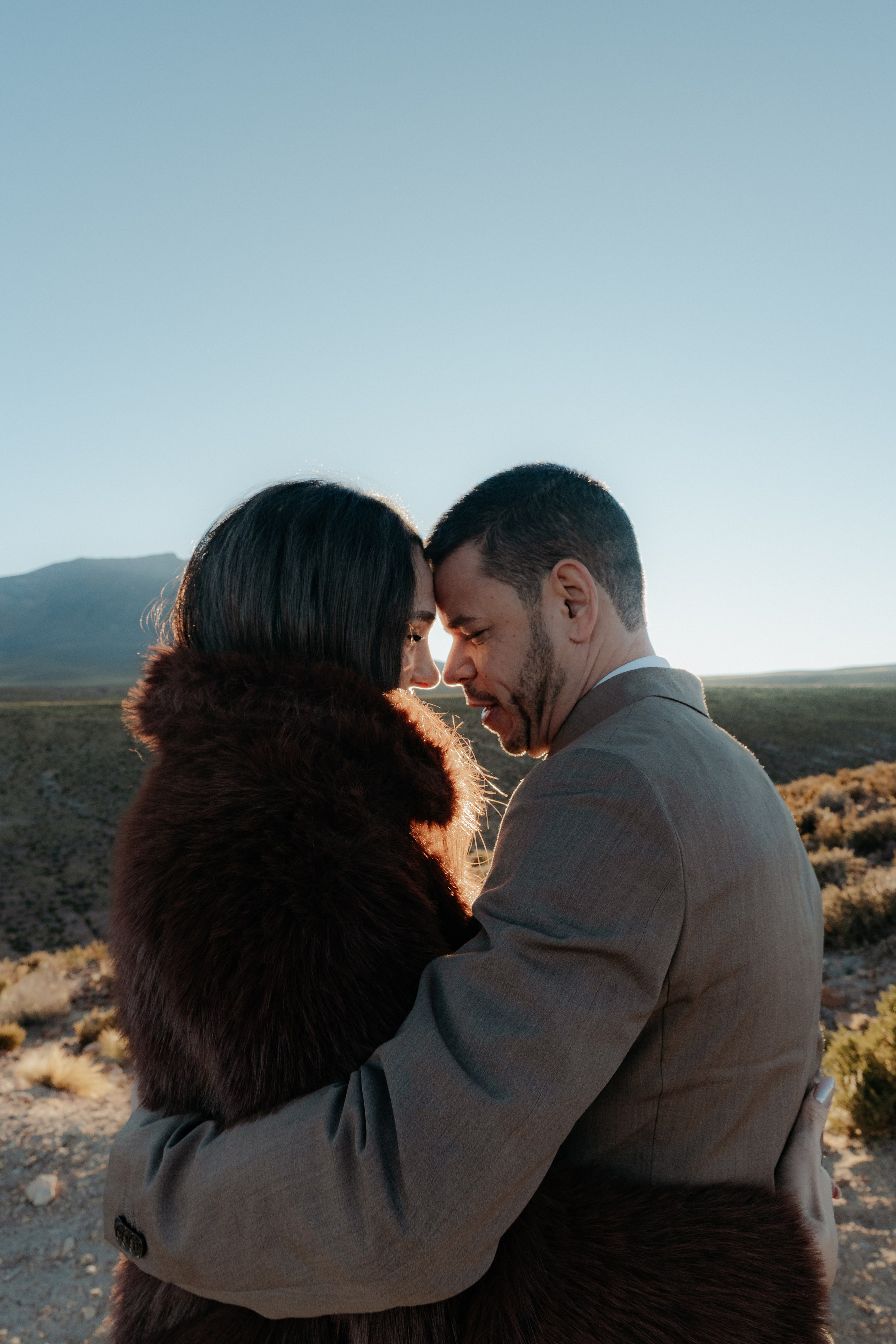 Pre-wedding no mirante do vulcão Licancabur. Photographer in San Pedro de Atacama