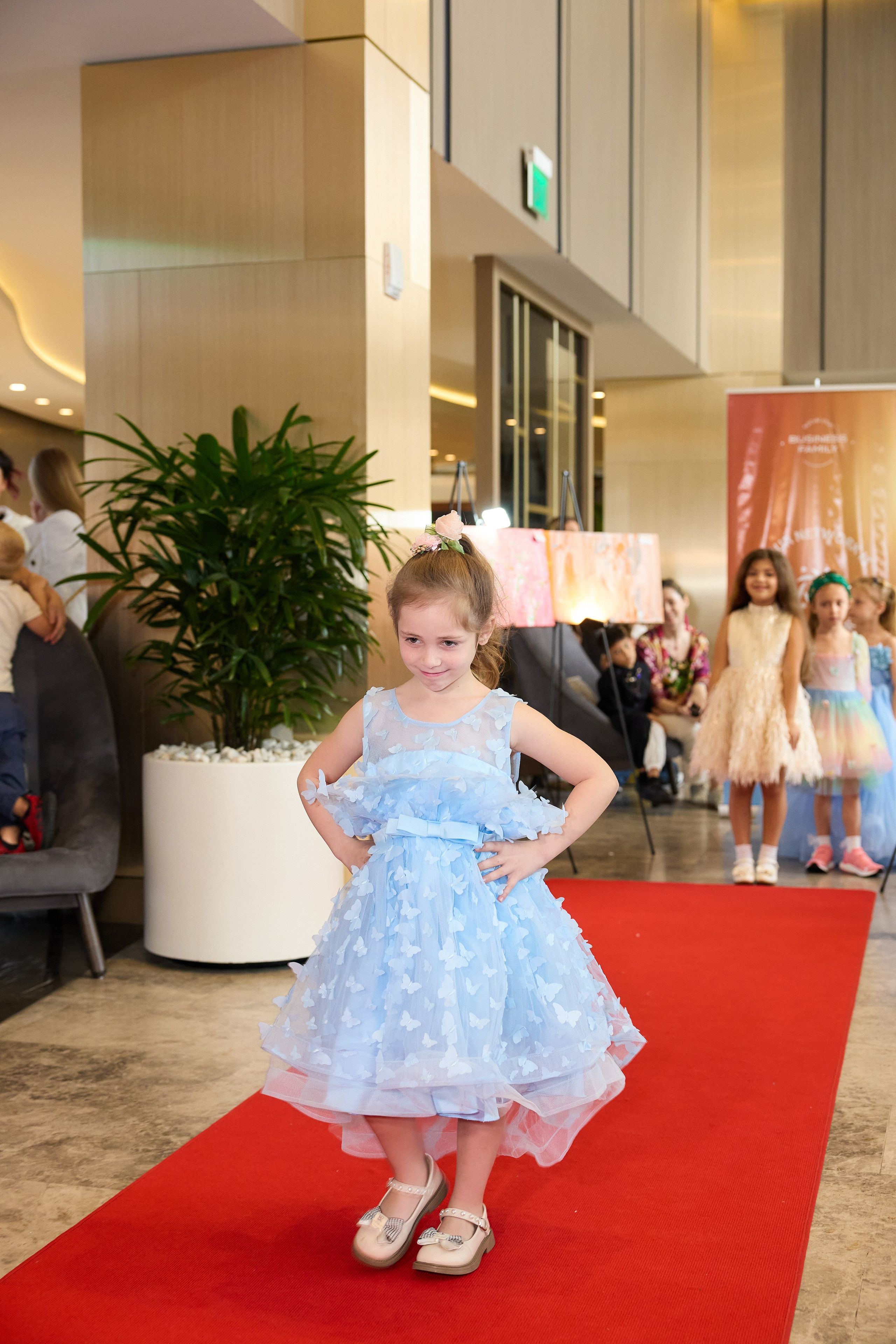 Авторская благотворительная художественная выставка Дианы Бортник. Фотограф Юлия Маковеева