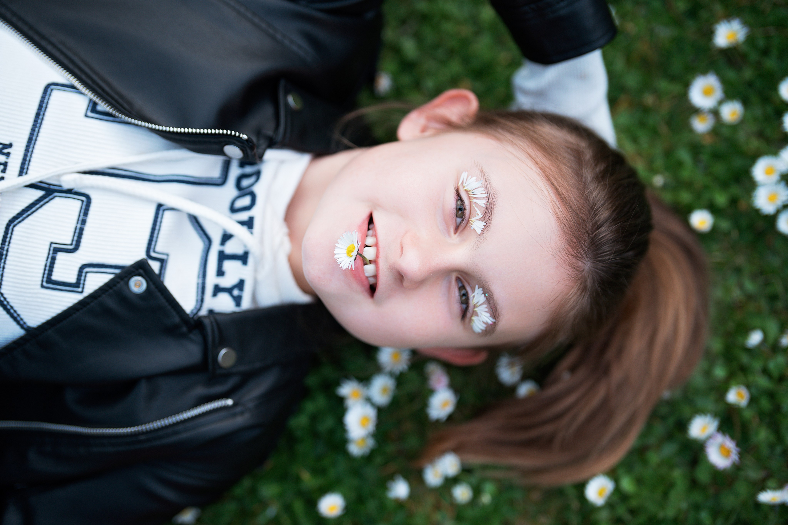 Zwischen Gänseblümchen. Familien, Portrait und Konzeptualfotografie in Genf, Schweiz