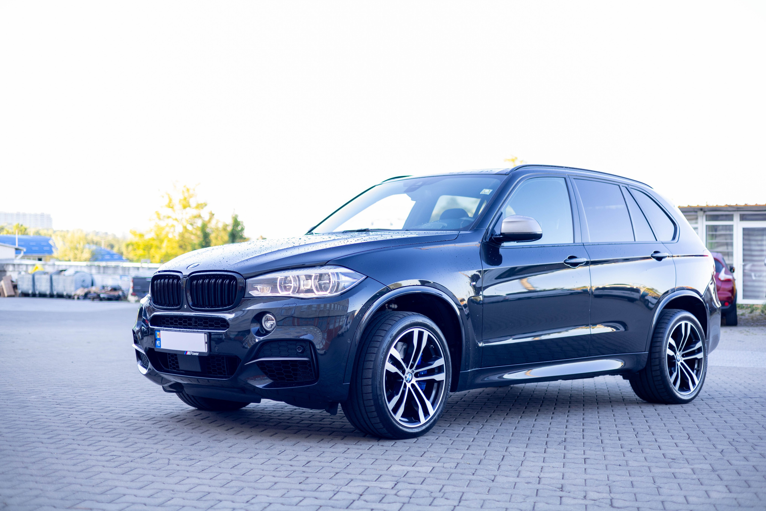 Общий вид автомобиля на парковке, продажа