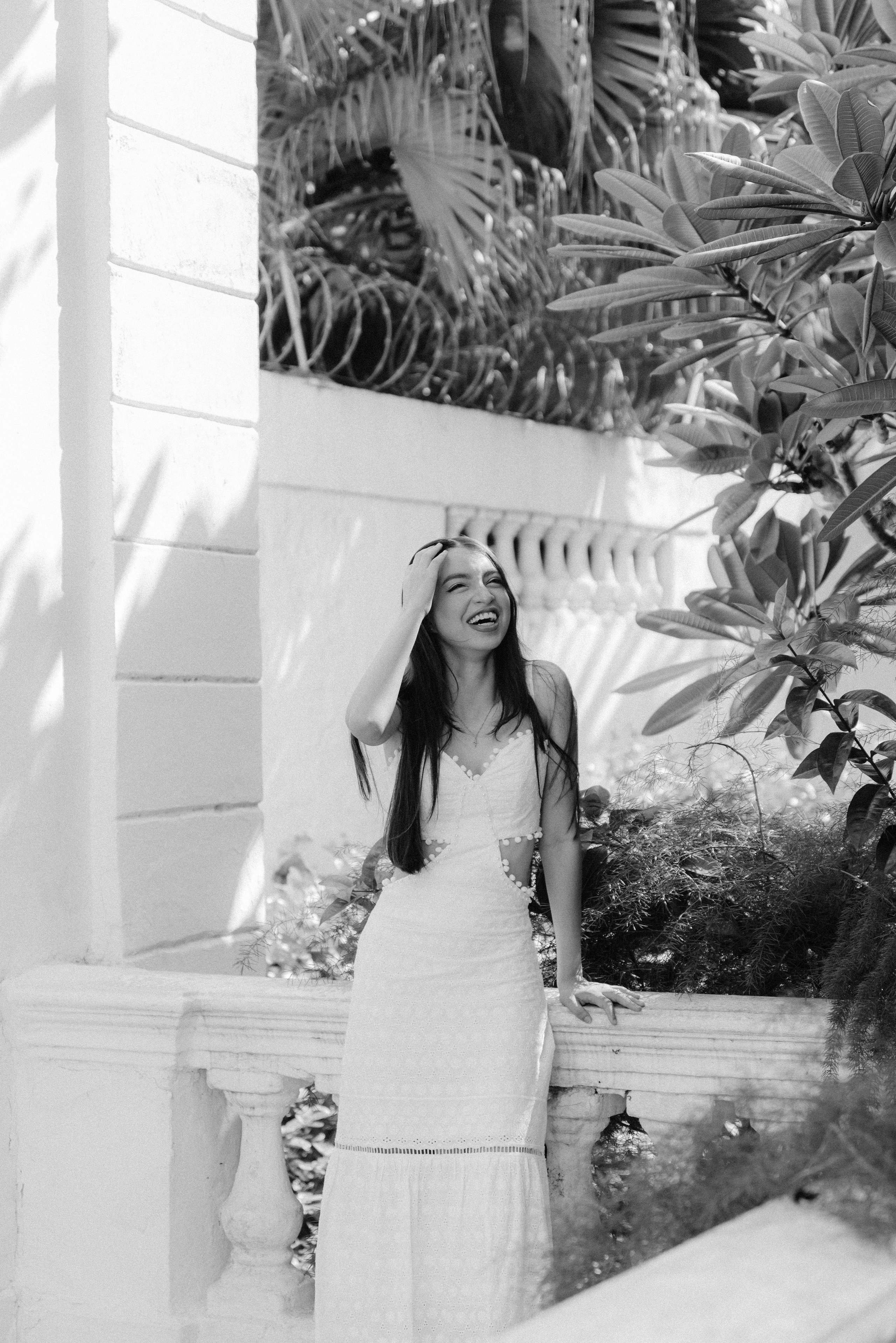 Fotografía artística en blanco y negro de quinceañera para sesión profesional BanderArt Barranquilla